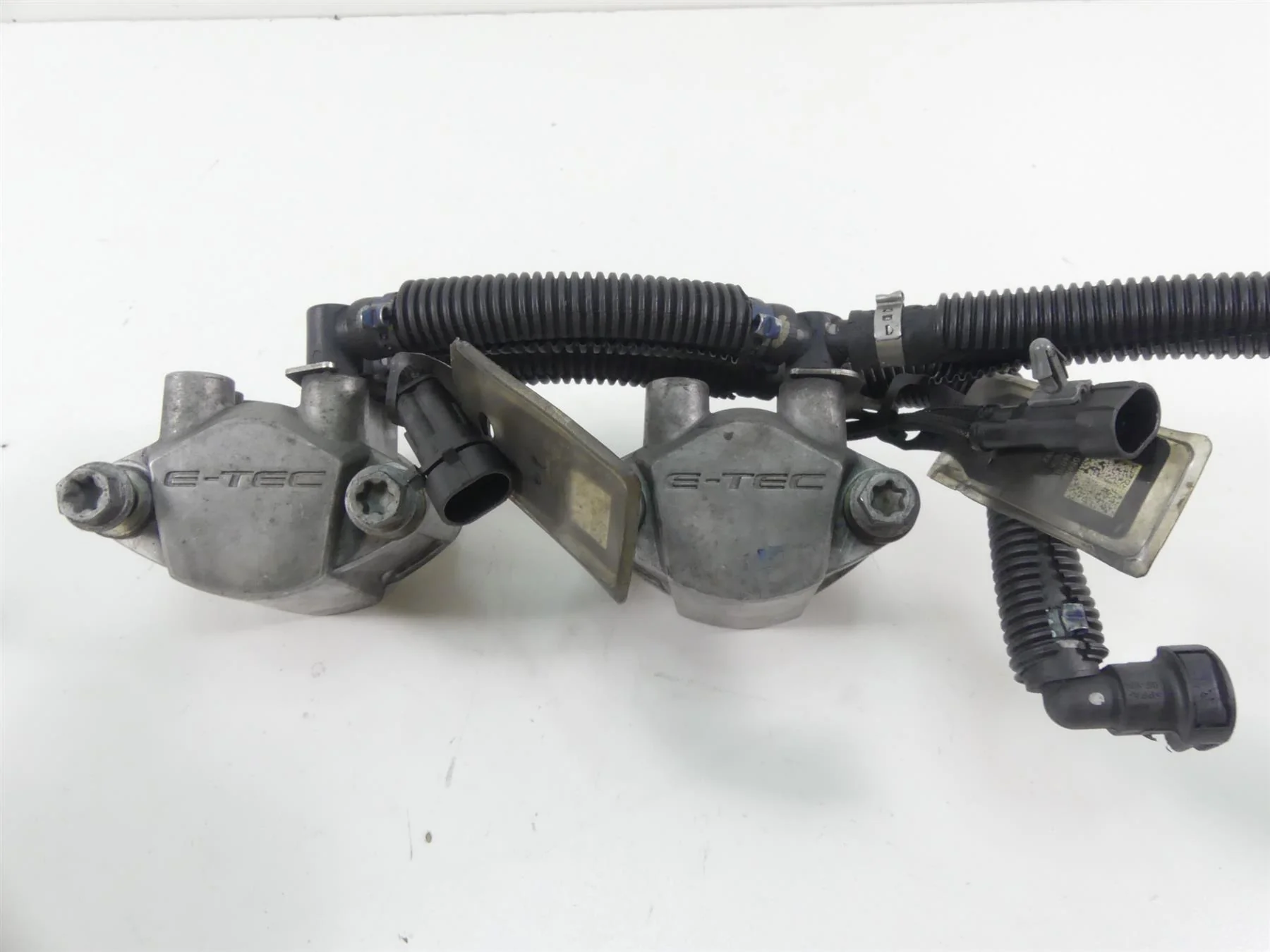 2012 Ski-Doo Summit X 800R Etec Upper Fuel Injector Set 512060728 512061054 - Image 2