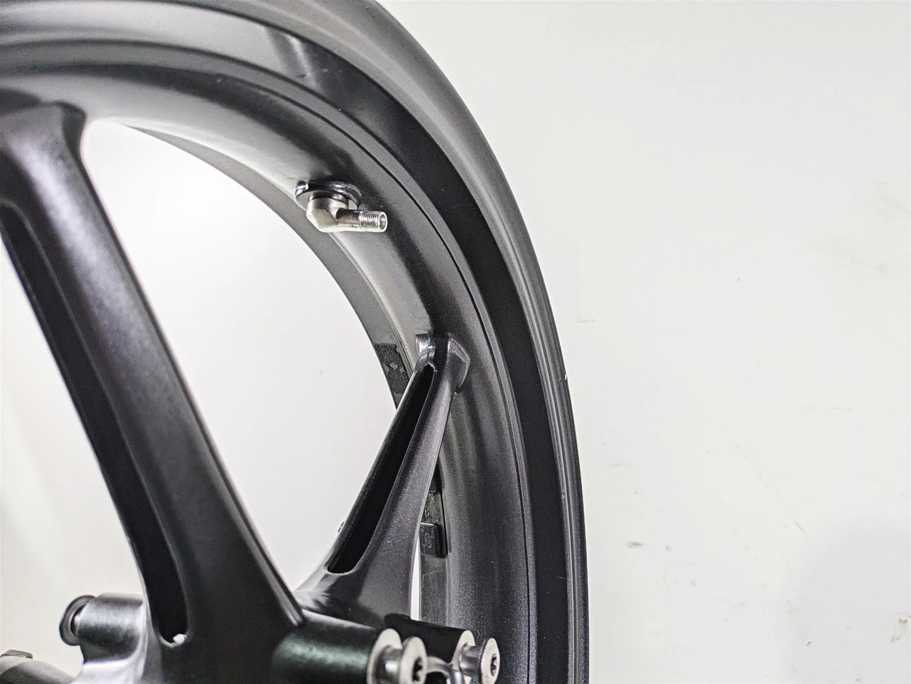 2012 Triumph Daytona 675 Straight 17x3.5 Front Wheel Rim Graphite T2000618 - Image 9