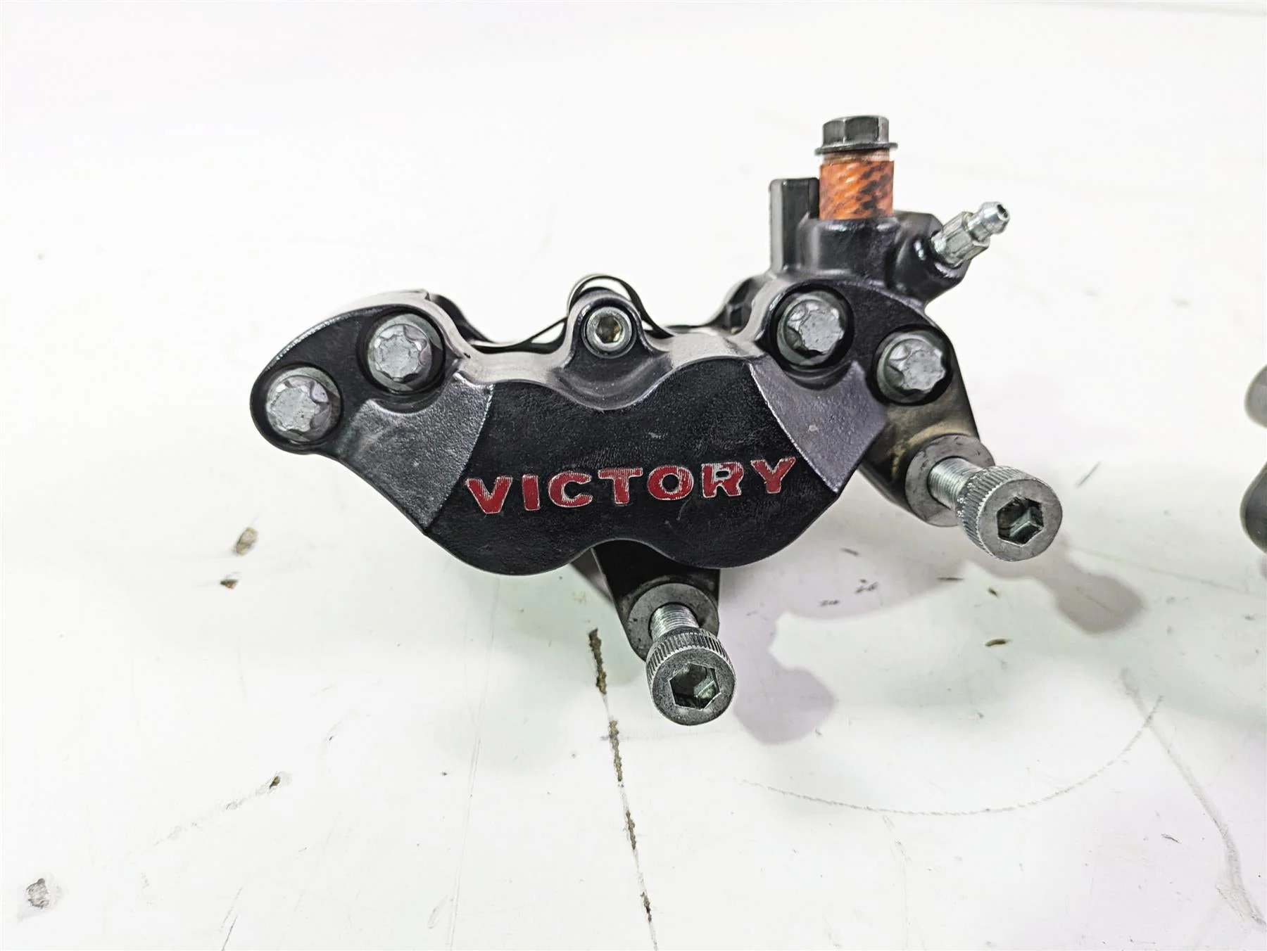 2012 Victory Cross Country Front Brake Caliper Set 1911512 1911513 - Image 7