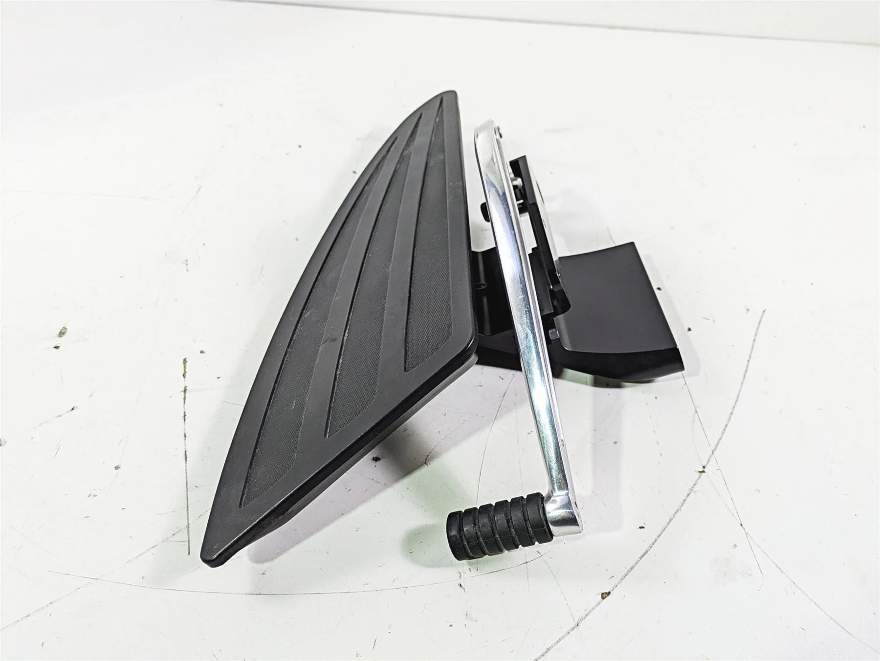 2012 Victory Cross Country Front Right Floorboard & Brake Pedal 5135045 5134178 - Image 11
