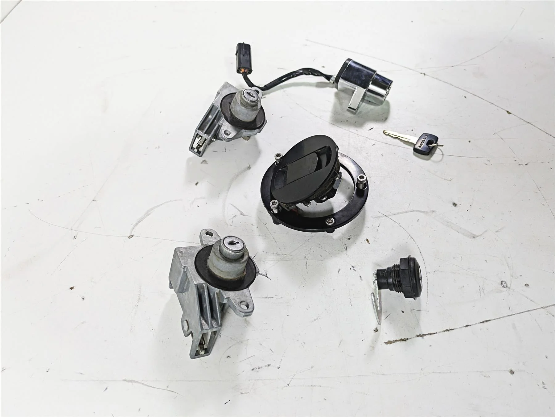 2012 Victory Cross Country Ignition Switch Key Locks Set 4012943 - Image 2