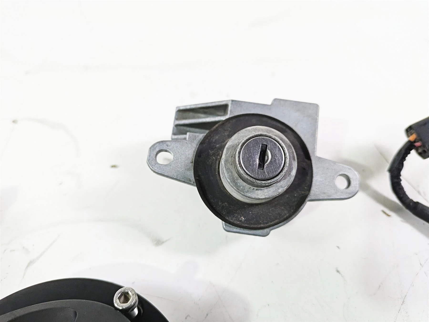 2012 Victory Cross Country Ignition Switch Key Locks Set 4012943 - Image 6
