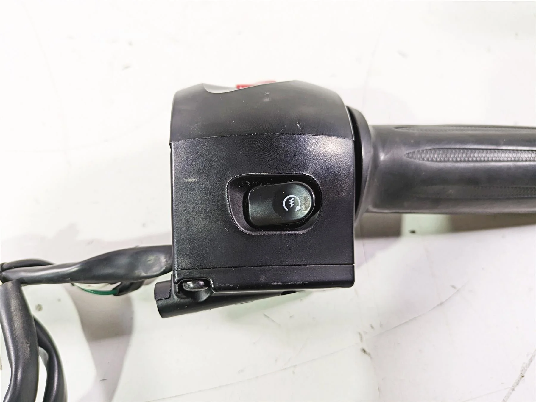 2012 Victory Cross Country Right Control Switch & Throttle 4011357 - Image 9