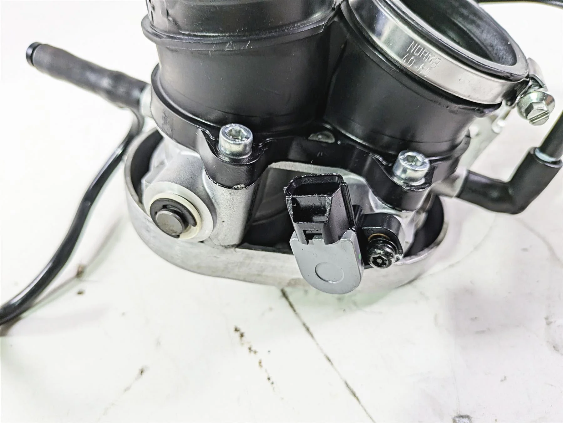 2012 Victory Cross Country Throttle Body Fuel Injection Set 1204320 1205085 - Image 10