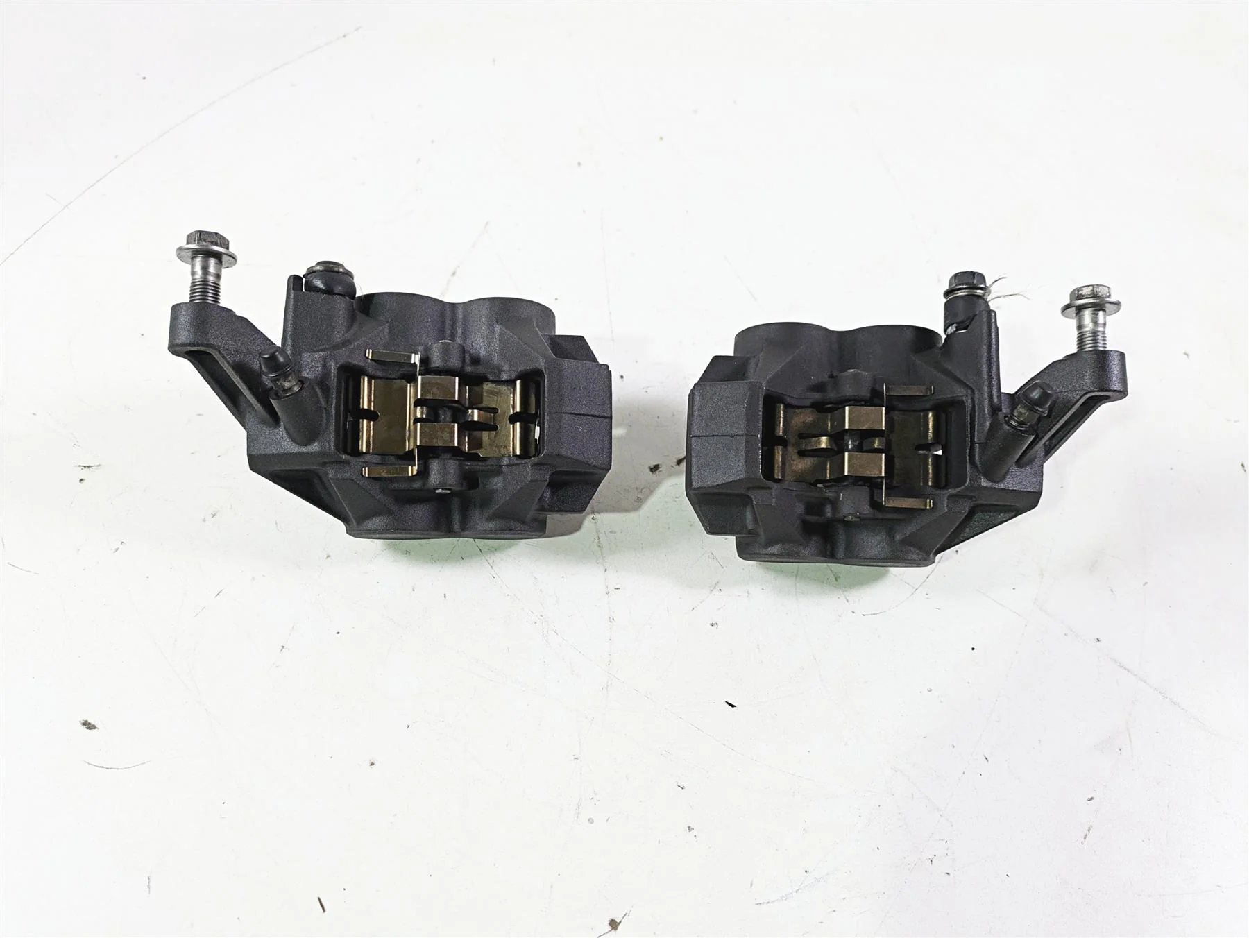 2012 Yamaha XT1200 Super Tenere Front Brake Caliper Set 23P-2580T-00 23P-2580U - Image 3