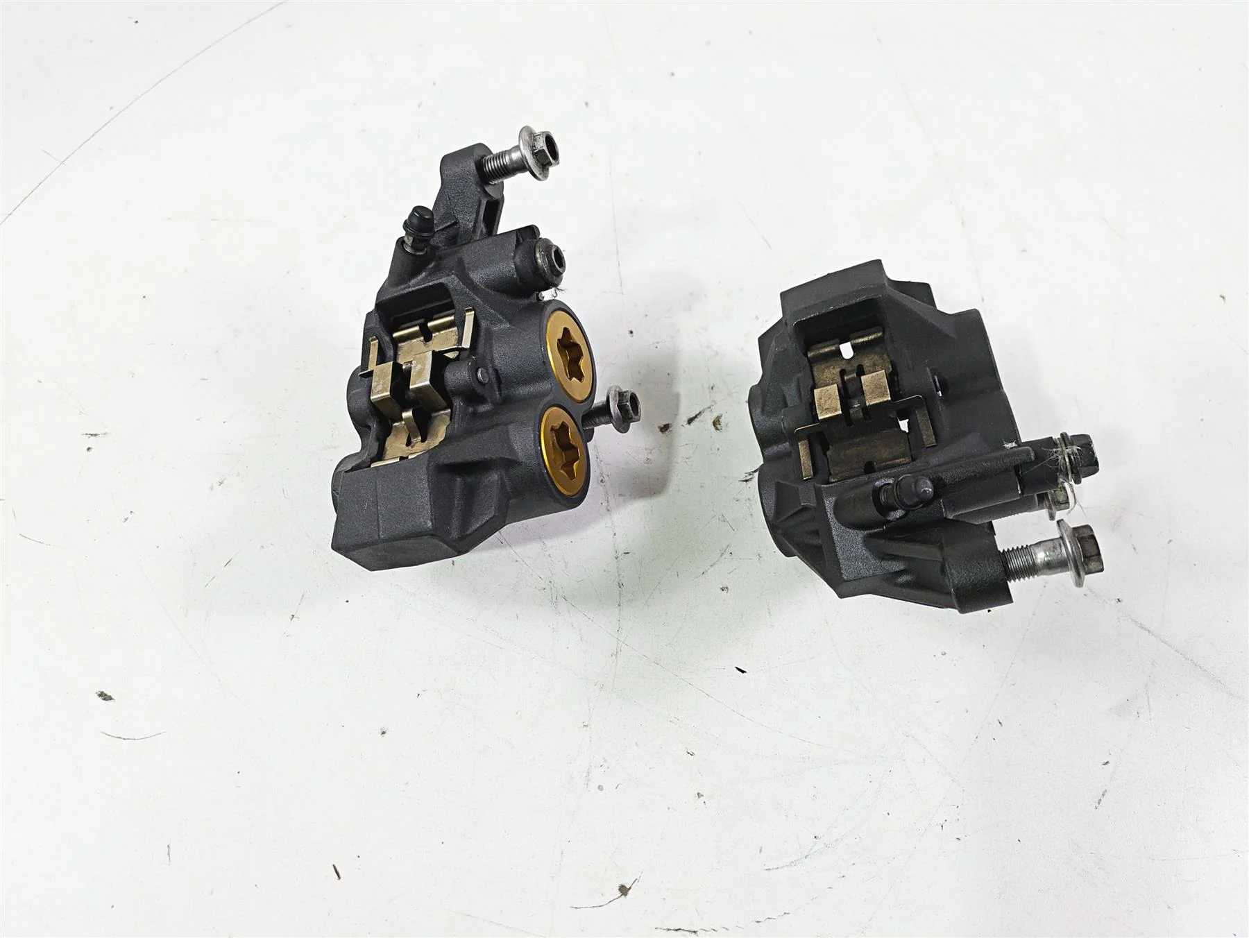 2012 Yamaha XT1200 Super Tenere Front Brake Caliper Set 23P-2580T-00 23P-2580U - Image 4