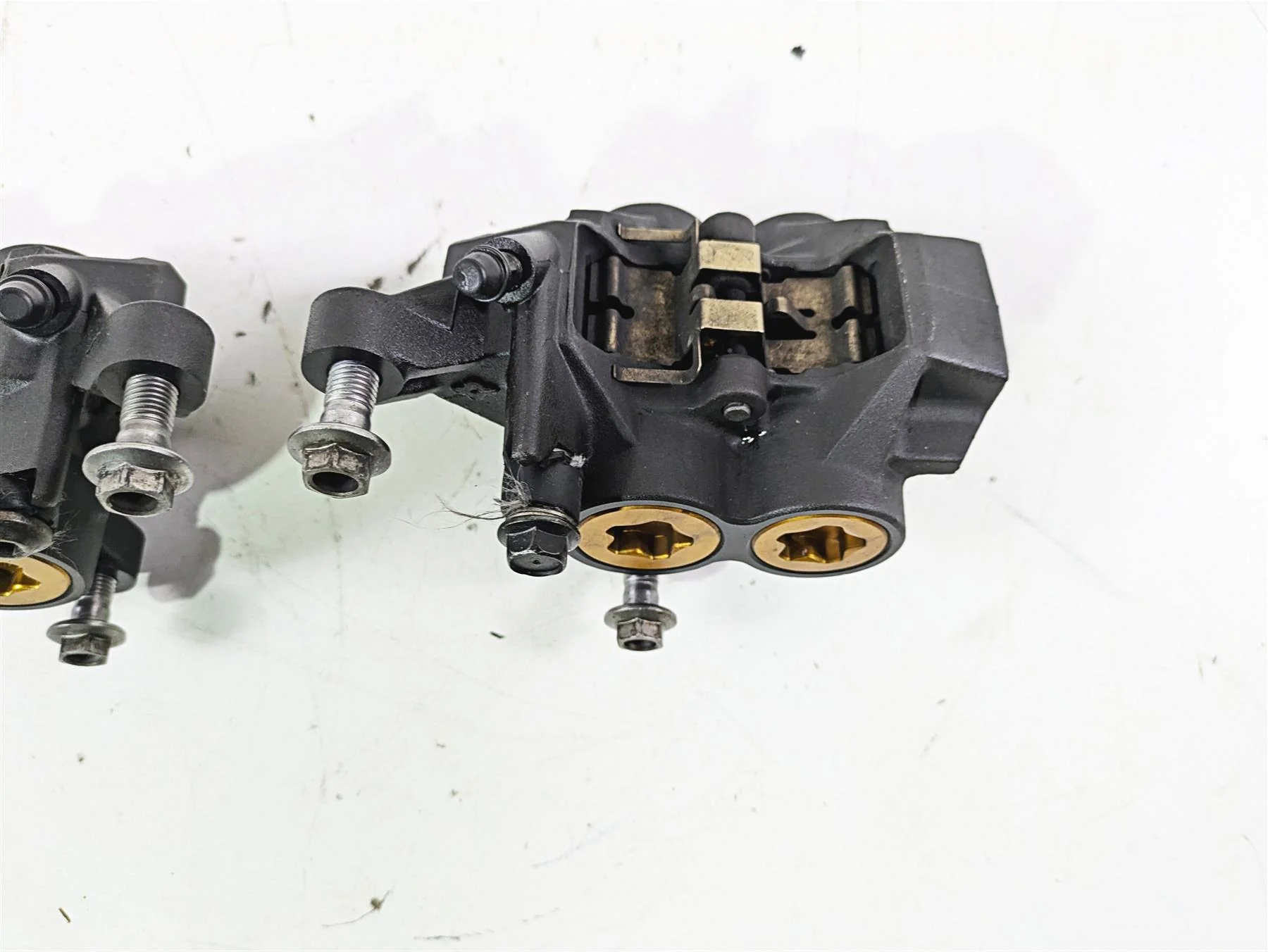 2012 Yamaha XT1200 Super Tenere Front Brake Caliper Set 23P-2580T-00 23P-2580U - Image 5