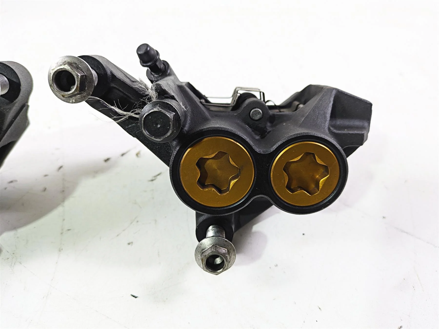 2012 Yamaha XT1200 Super Tenere Front Brake Caliper Set 23P-2580T-00 23P-2580U - Image 8
