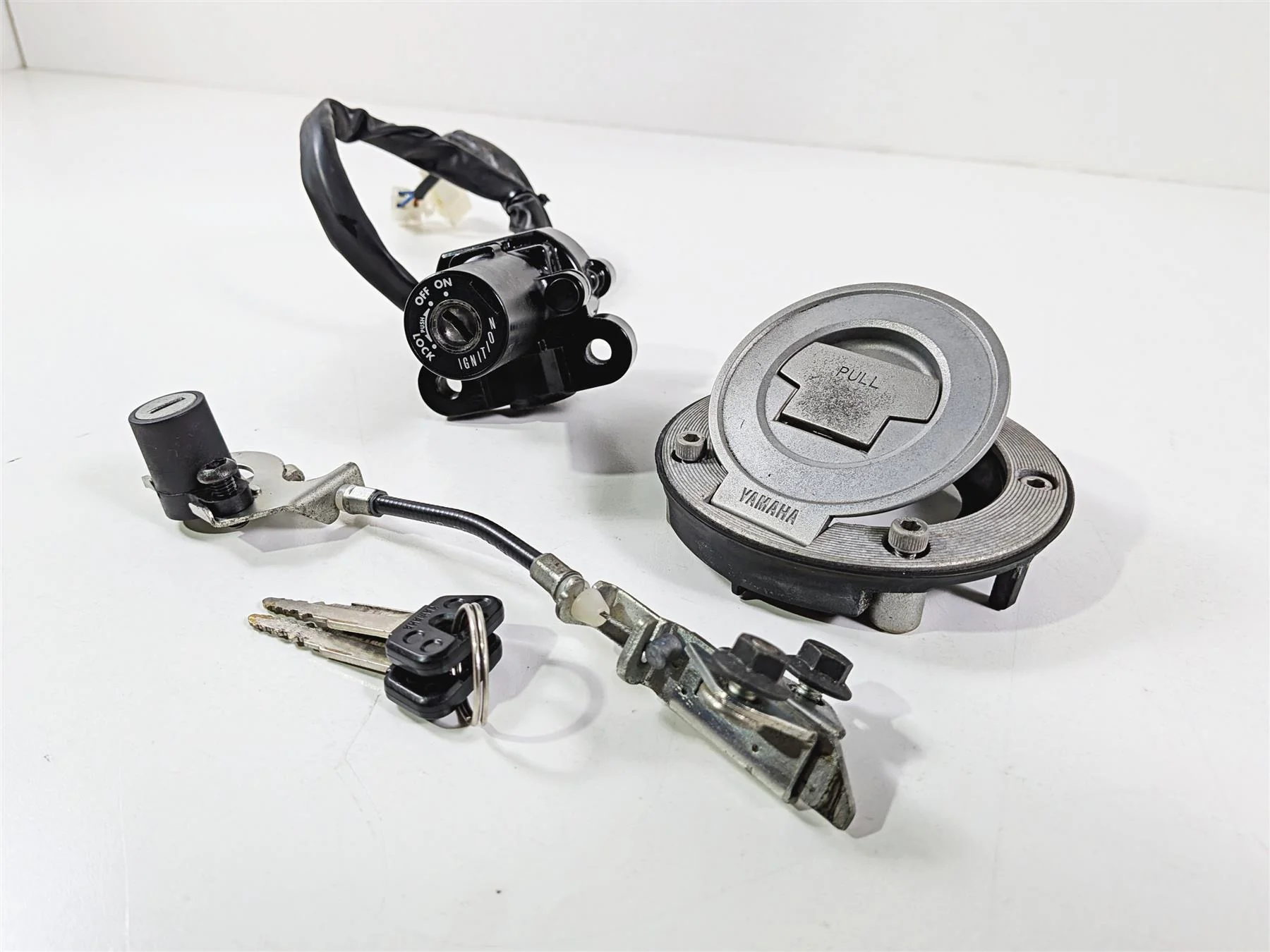 2012 Yamaha XT1200 Super Tenere Ignition Switch Cap Seat Key Lock 23P-82501-10 - Image 4