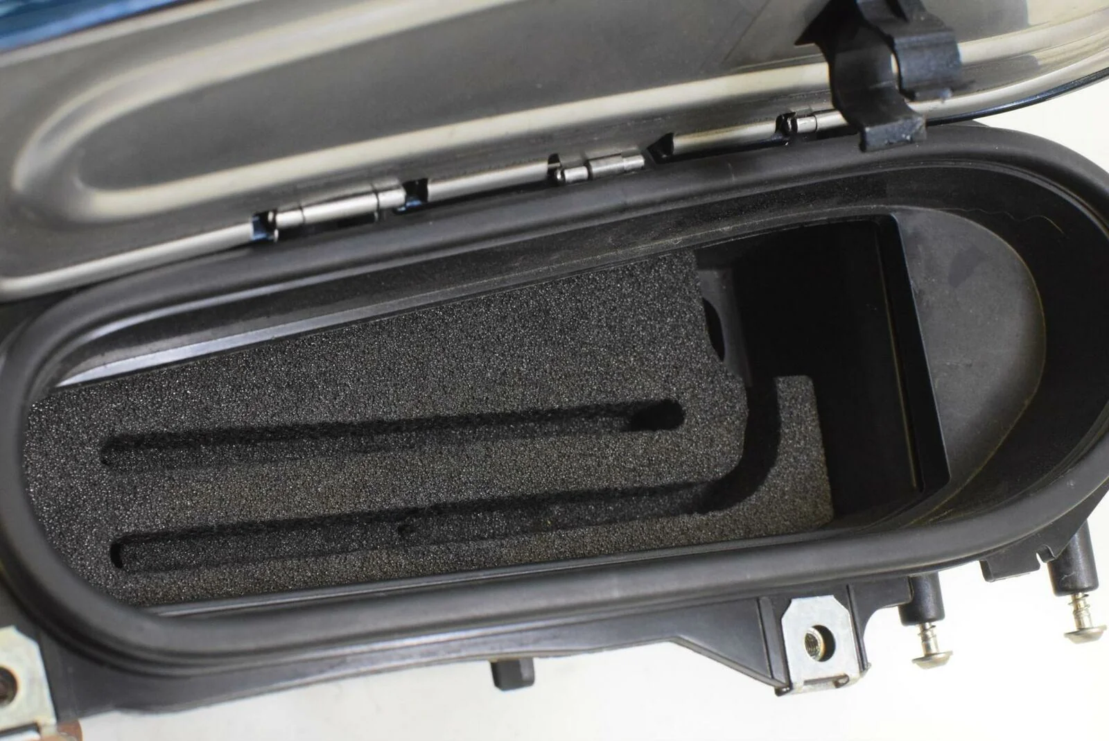 2013 BMW R1200 RT K26 Radio Box Carrier Holder & Lid 46637681543 - Image 8
