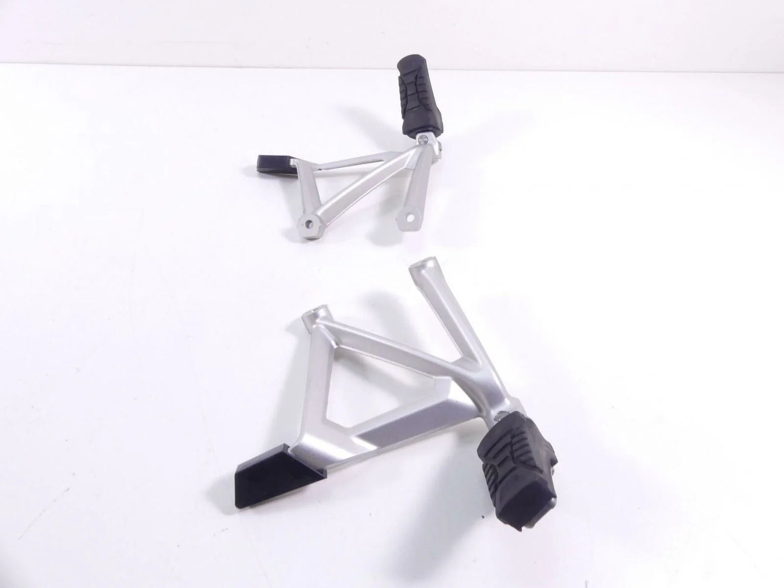 2013 BMW R1200GS GSW K50 Rear Passenger Footpeg Set 46718526741 46718526742 - Image 2