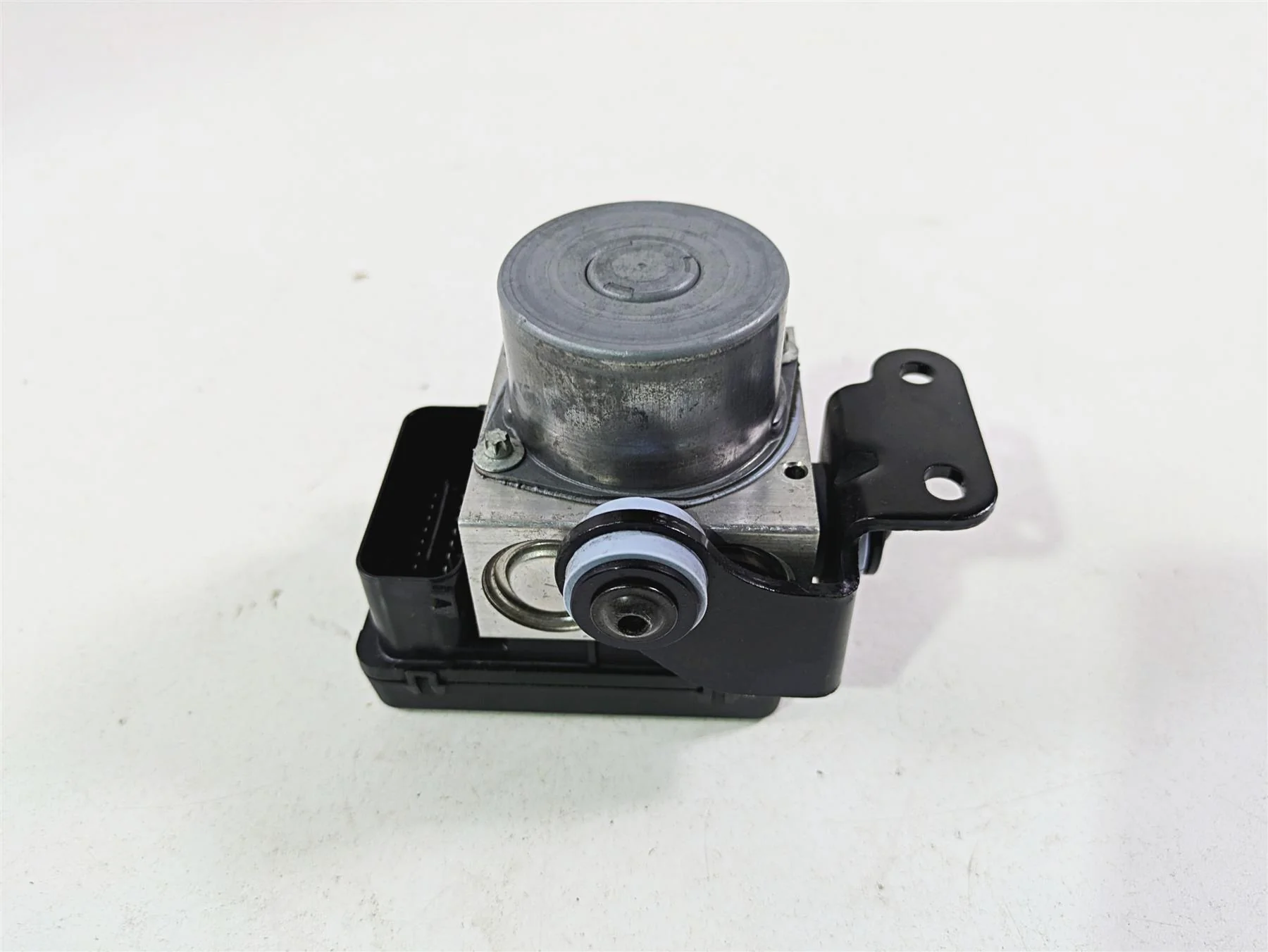 2013 Ducati Hypermotard 821 SP Abs Brake Pump Module 54240402A 54240331B - Image 9
