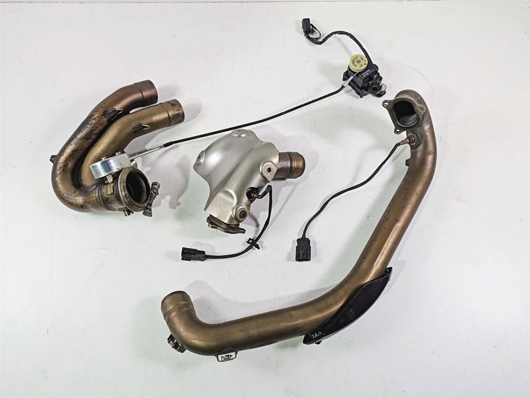 2013 Ducati Hypermotard 821 SP Exhaust Header Pipe & Servo Set 57013292B - Image 3
