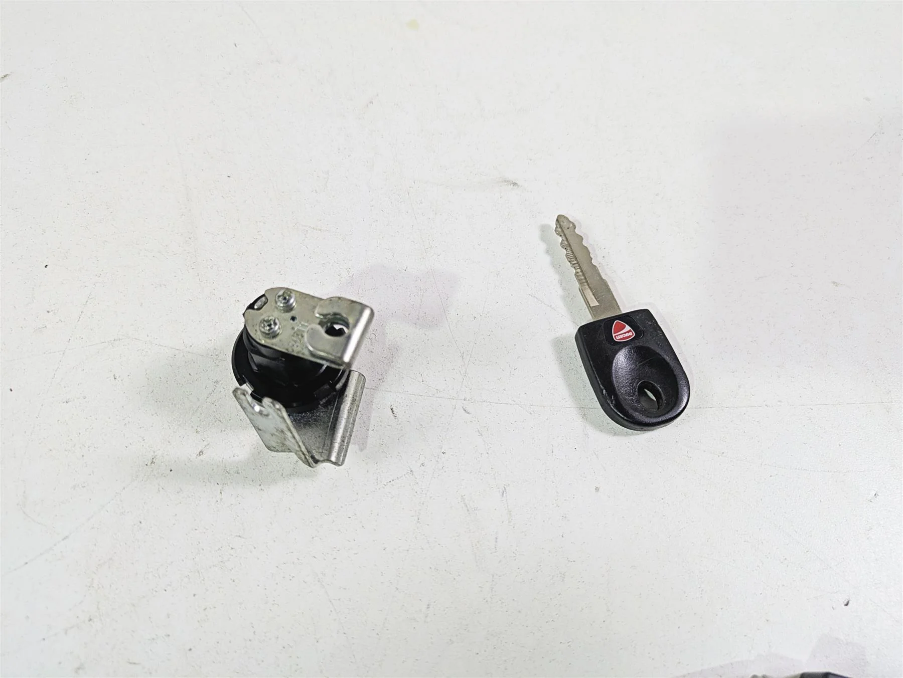 2013 Ducati Hypermotard 821 SP Fork Lock Key Fuel Tank Cap Set 89520182A - Image 10