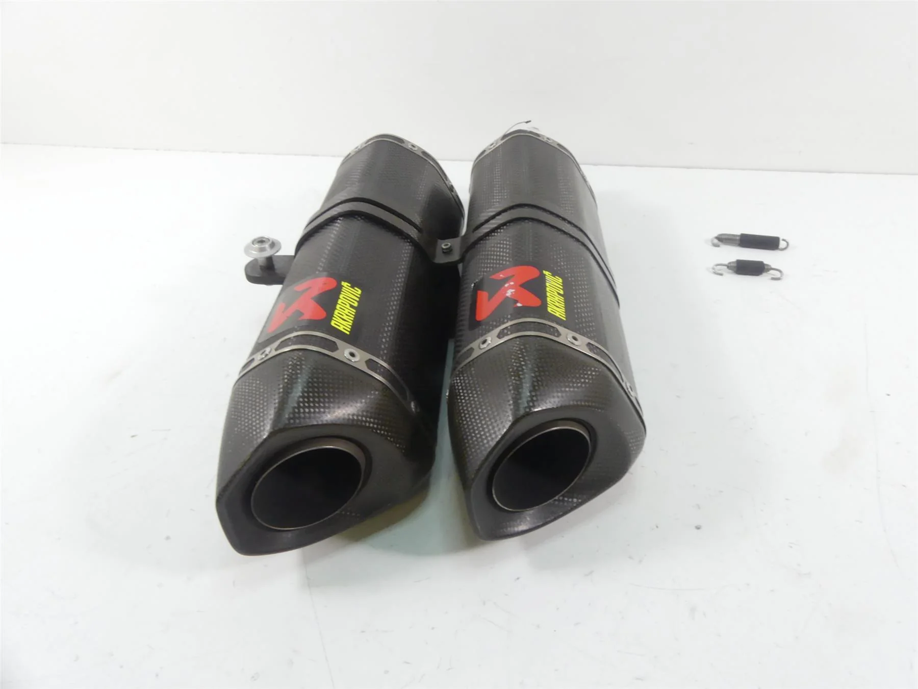 2013 Ducati Streetfighter 848 Akrapovic Carbon Exhaust Muffler Set US D550 134S - Image 2