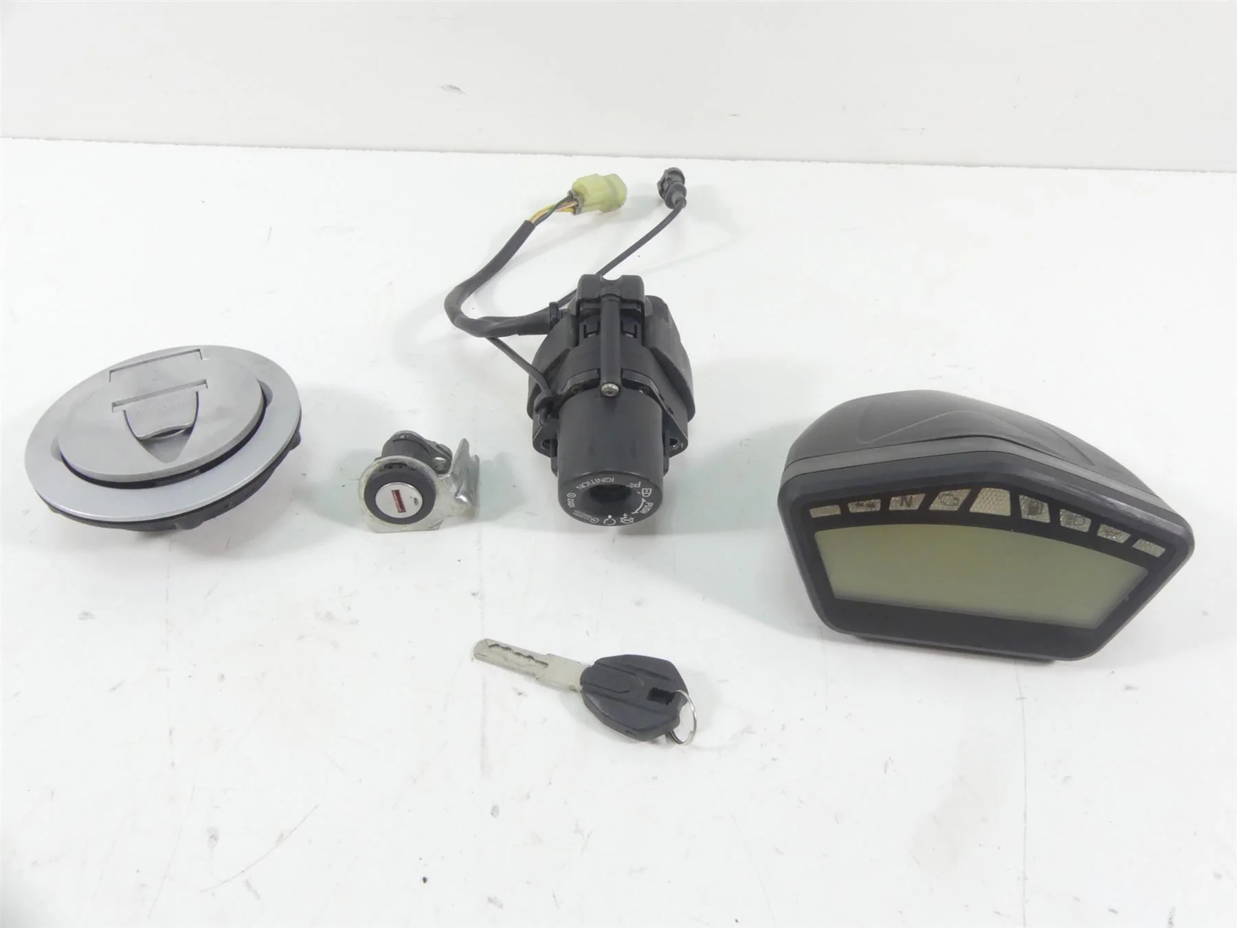 2013 Ducati Streetfighter 848 Gauges Ignition Switch Key Lock Set -15K 40610972B