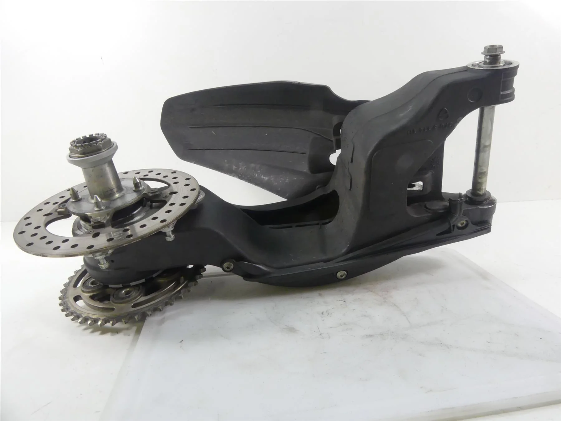 2013 Ducati Streetfighter 848 Rear Swingarm Swing Arm + Axle & Guard 37021141BA - Image 5