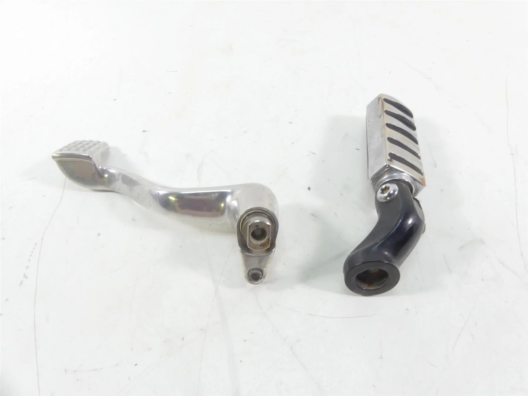 2013 Harley Davidson VRSCF Muscle Right Front Footpeg And Brake Parts 54046-12 - Image 3
