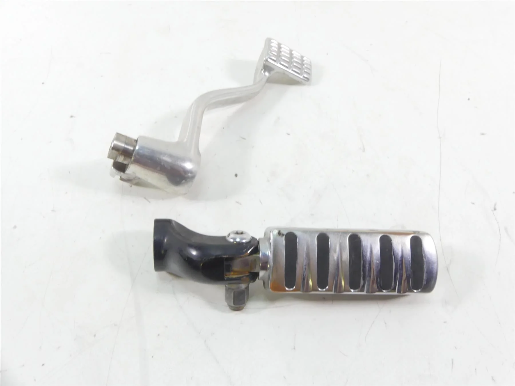 2013 Harley Davidson VRSCF Muscle Right Front Footpeg And Brake Parts 54046-12 - Image 4
