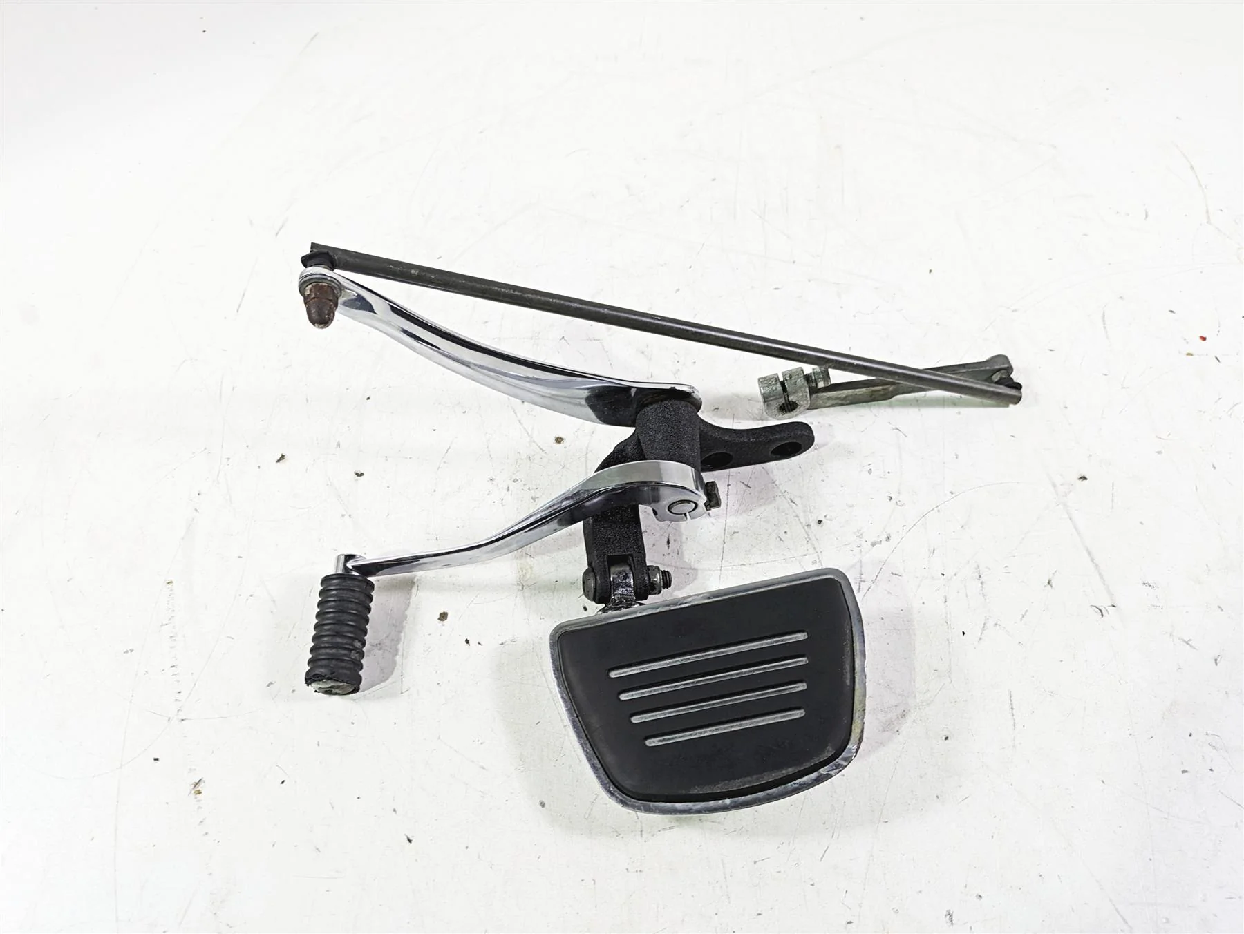 2013 Harley FXDWG Dyna Wide Glide Left Floorboard + Fw Controls - Read 33693-03 - Image 3