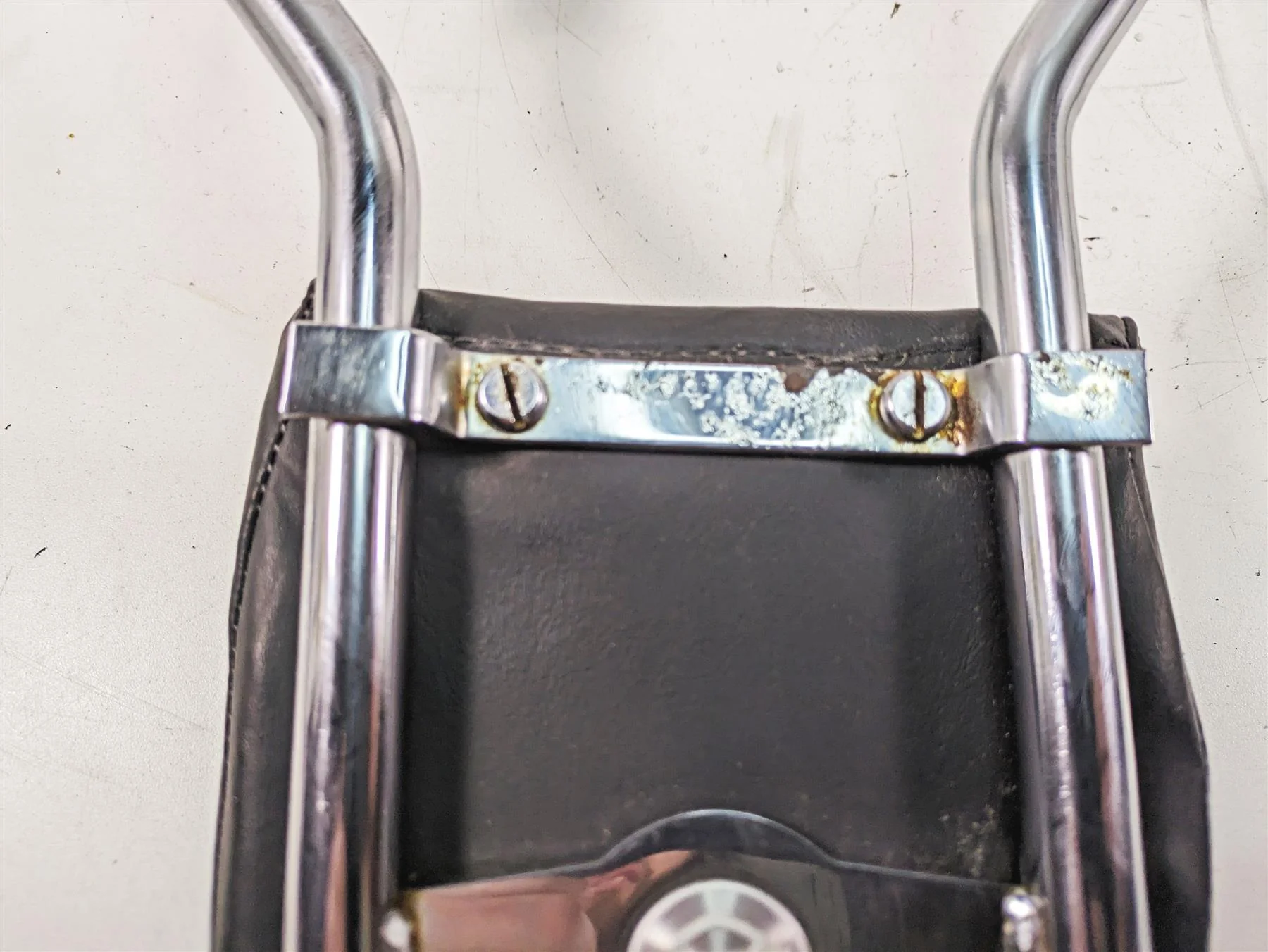 2013 Harley Softail FLSTC Heritage Classic Rear Backrest Sissy Bar Read 52731-00 - Image 12
