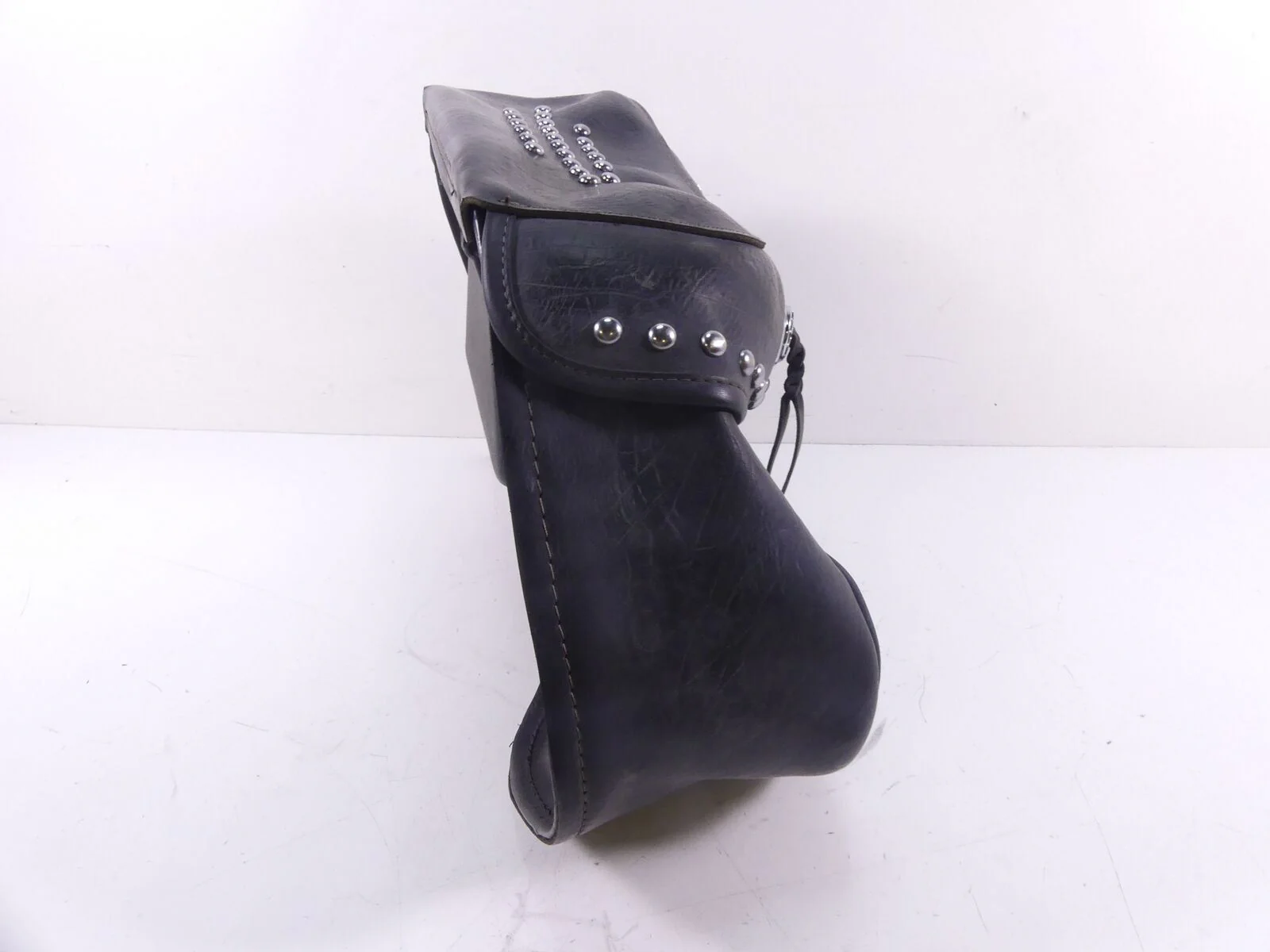 2013 Harley Softail FLSTC Heritage Classic Right Saddlebag & Mount 90477-09 - Image 4
