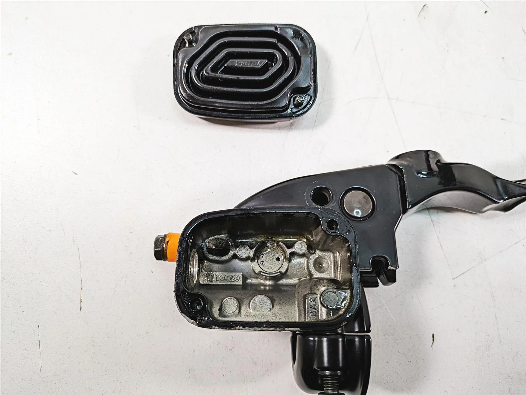 2013 Harley Touring FLHX Street Glide Front Brake Master Cylinder 42855-06D - Image 2