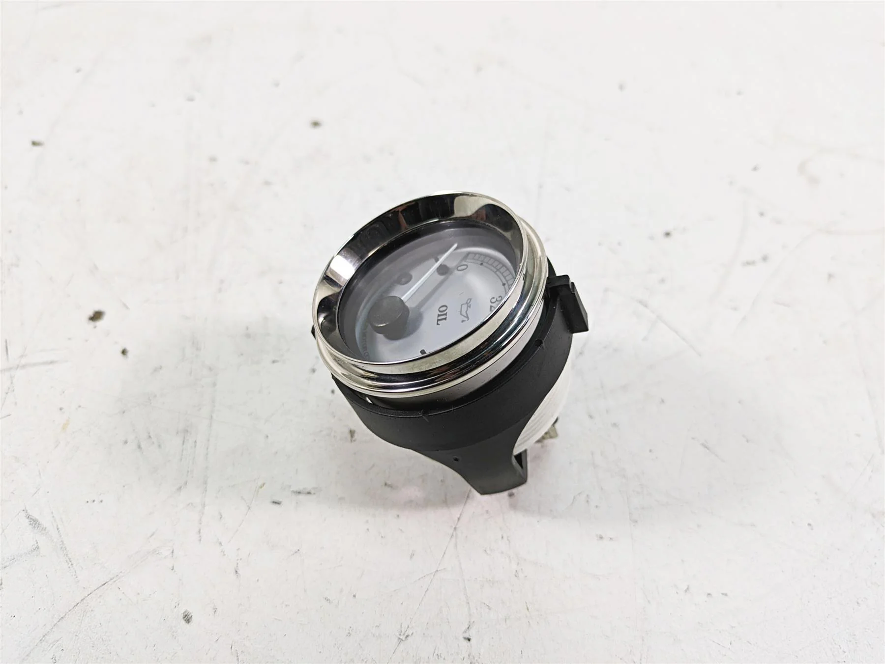 2013 Harley Touring FLHX Street Glide Oil Pressure Gauge 75165-01A - Image 2