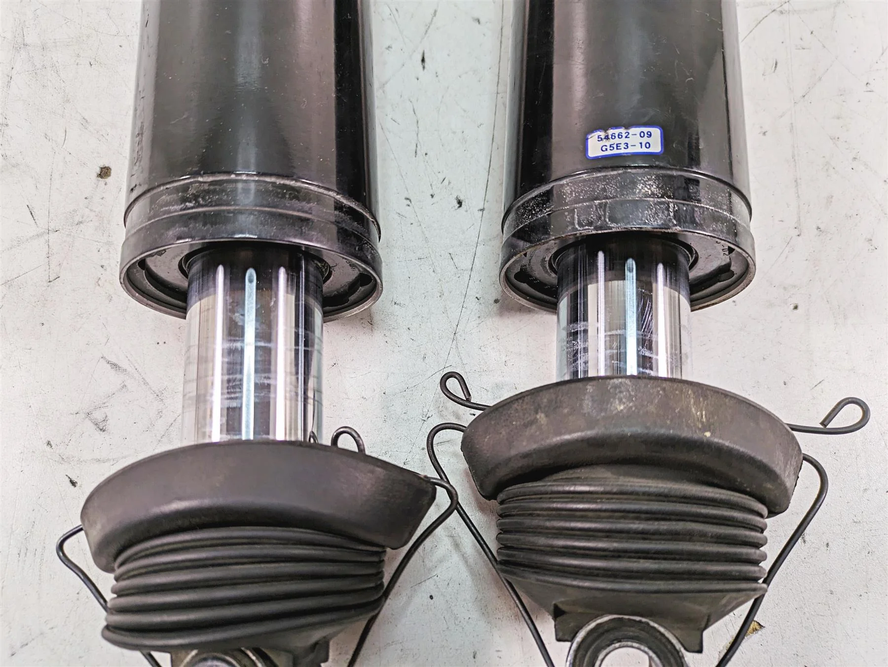 2013 Harley Touring FLHX Street Glide Rear Air Ride Shock Damper Set 54662-09 - Image 2