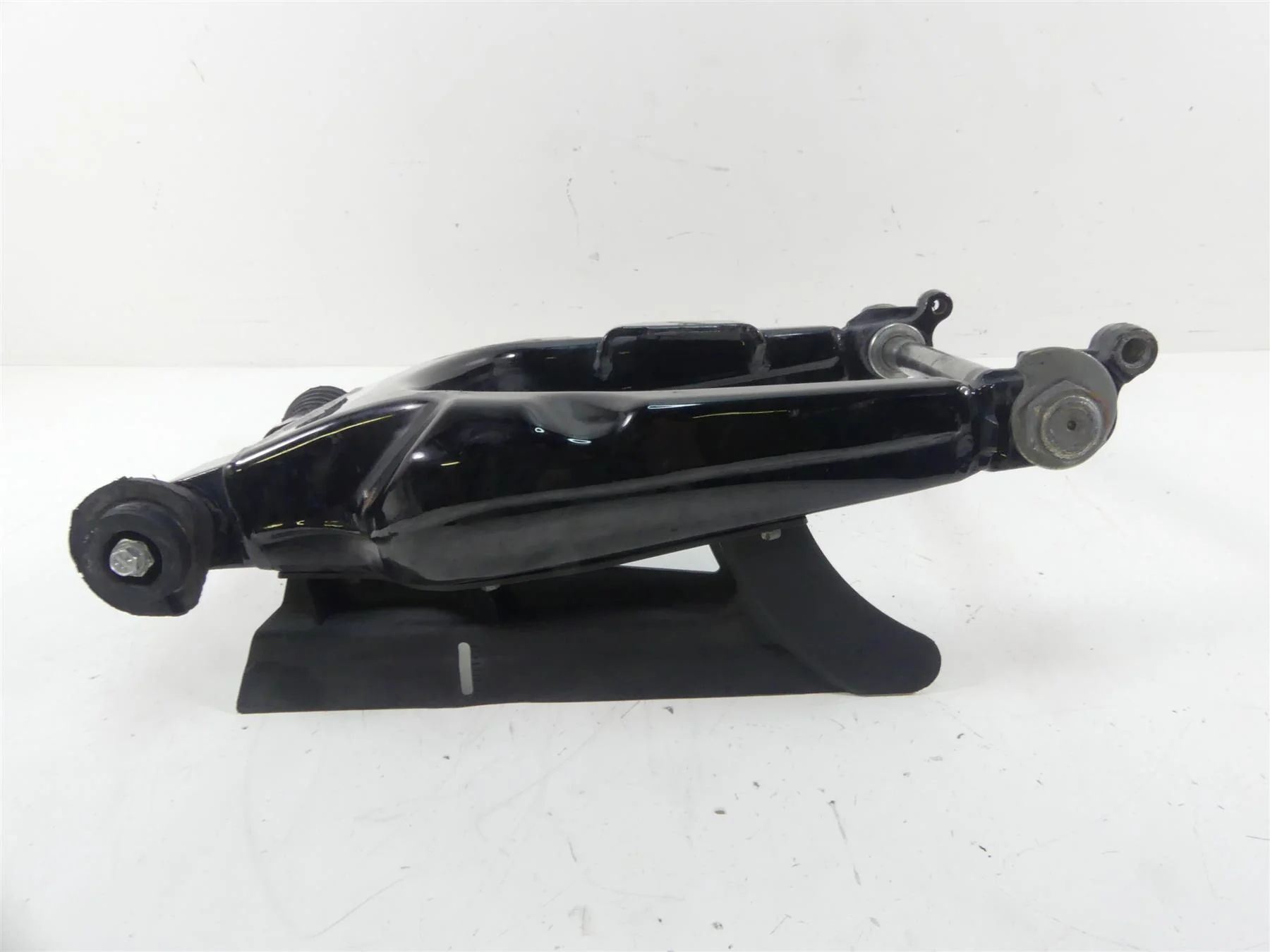 2013 Harley Touring FLHX Street Glide Rear Swingarm Swing Arm + Axle 47549-09A
