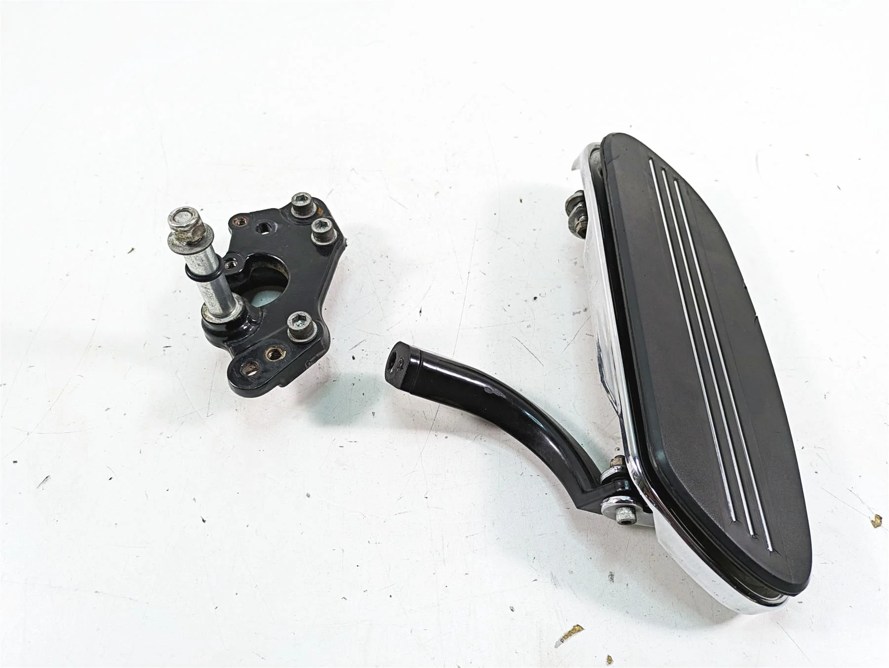 2013 Harley Touring FLHX Street Glide Right Floor Board Mount Set -Read 50683-04