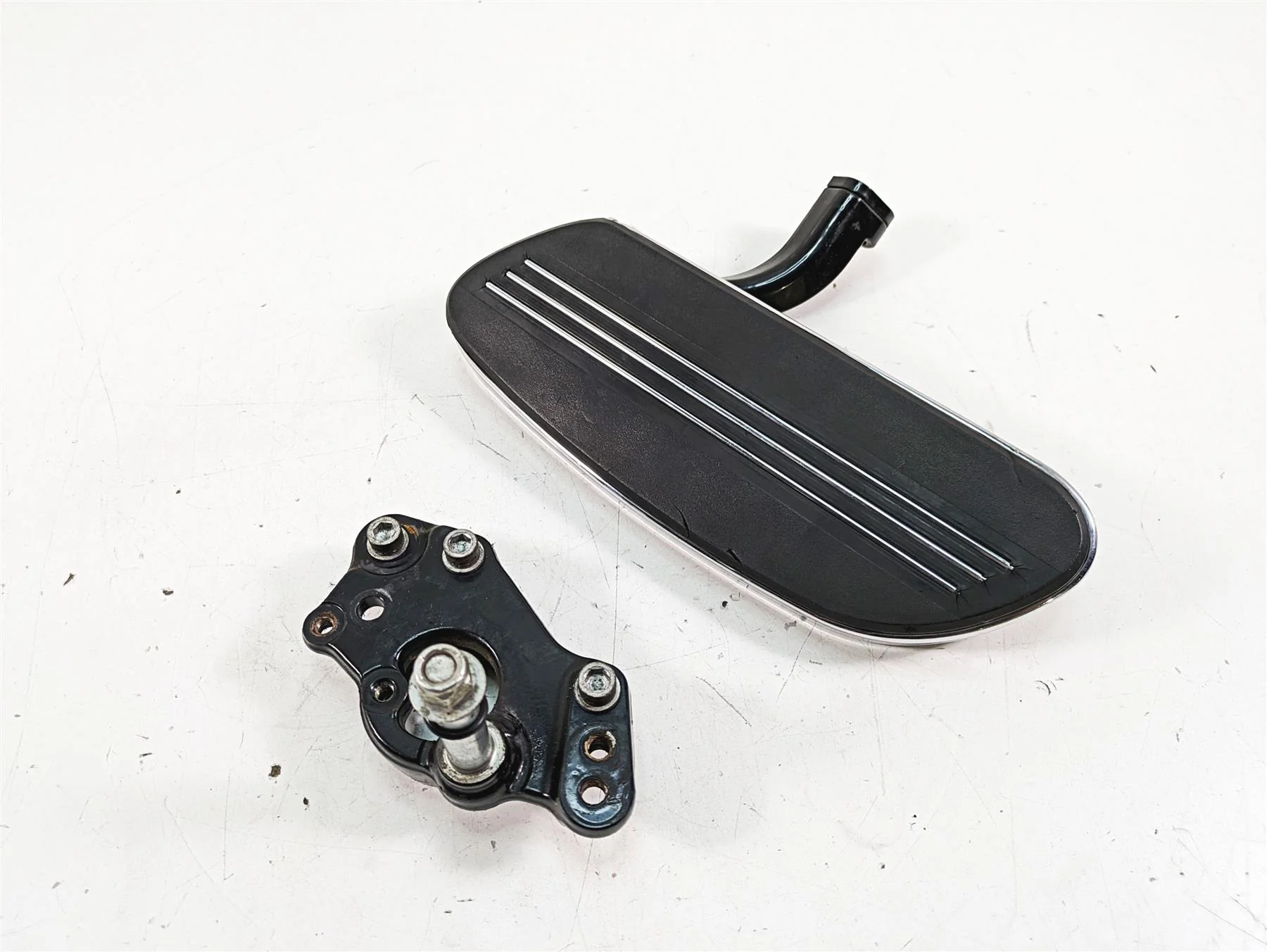 2013 Harley Touring FLHX Street Glide Right Floor Board Mount Set -Read 50683-04 - Image 12