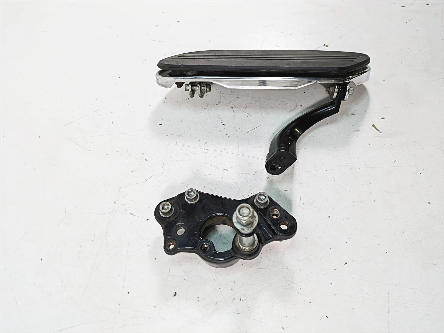 2013 Harley Touring FLHX Street Glide Right Floor Board Mount Set -Read 50683-04 - Image 2