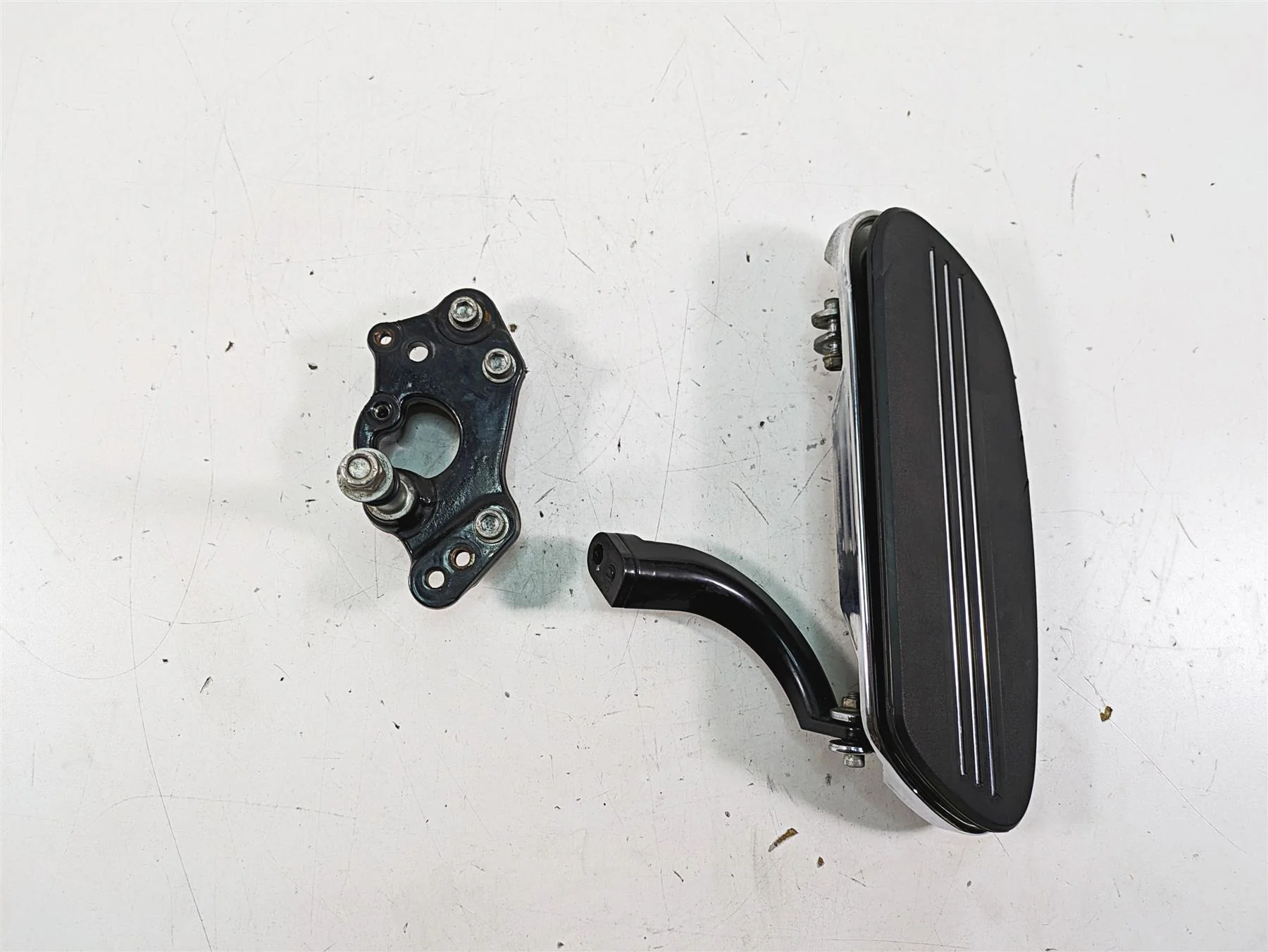 2013 Harley Touring FLHX Street Glide Right Floor Board Mount Set -Read 50683-04 - Image 4