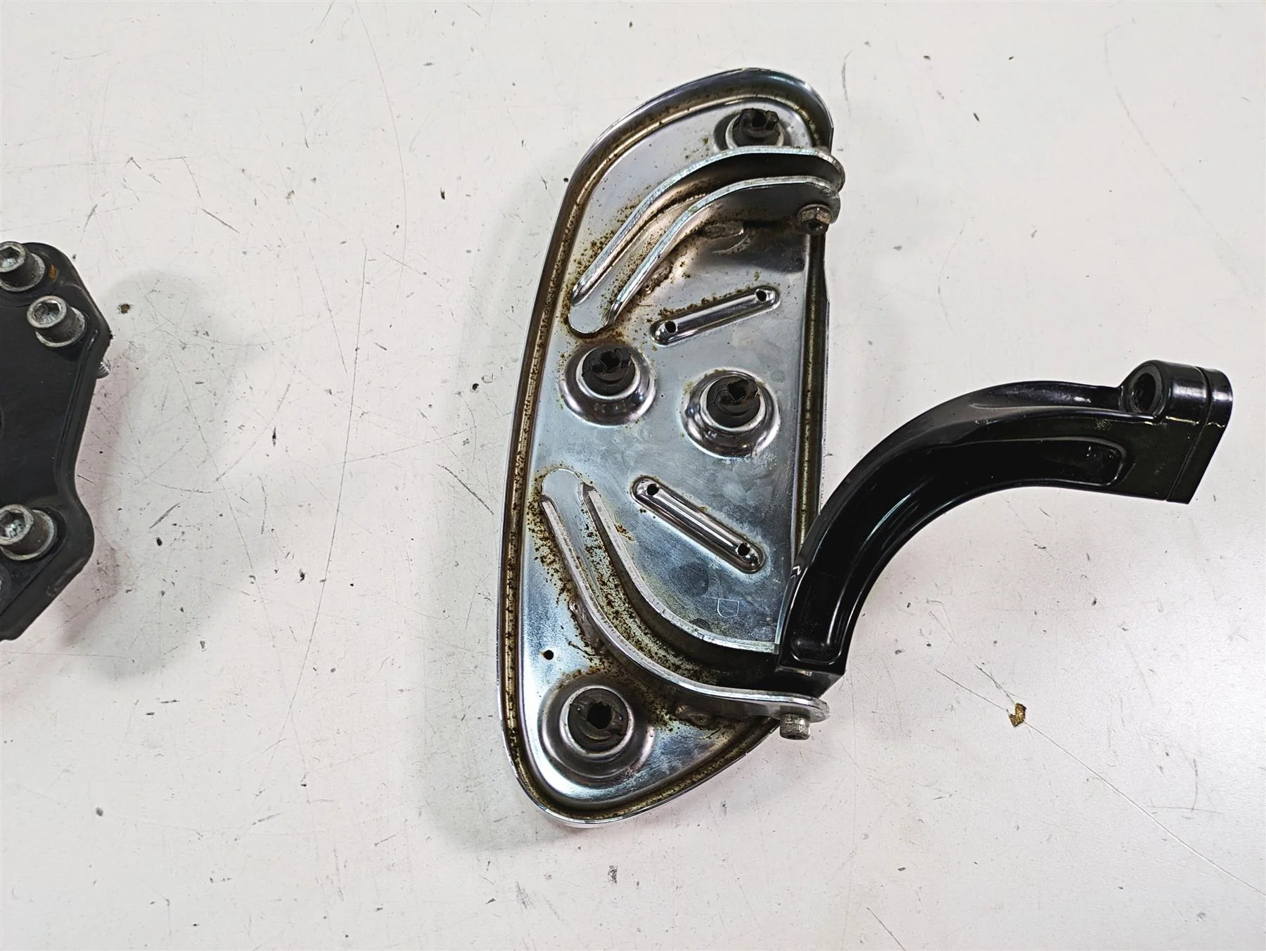 2013 Harley Touring FLHX Street Glide Right Floor Board Mount Set -Read 50683-04 - Image 6