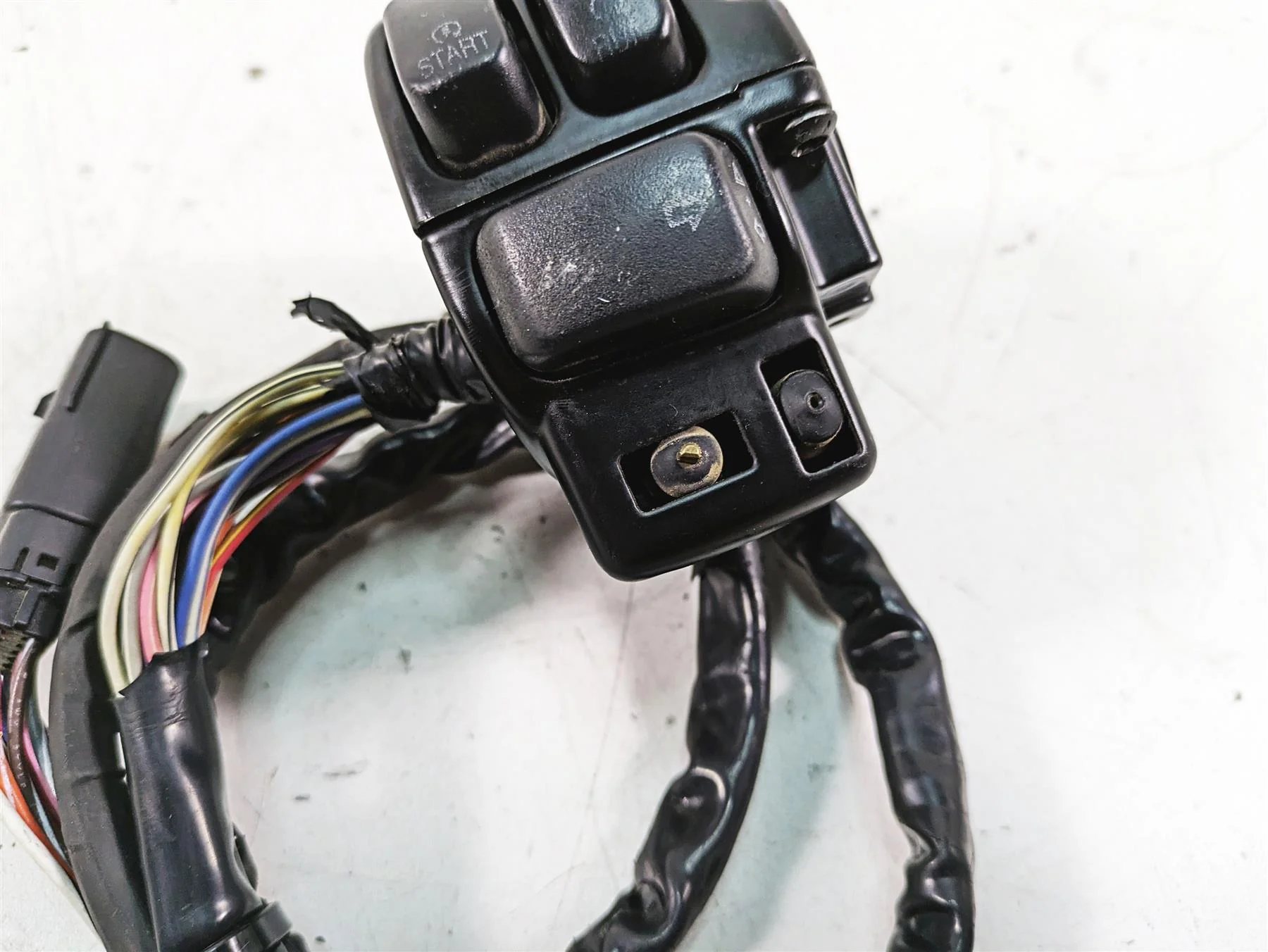 2013 Harley Touring FLHX Street Glide Right Hand Control Switch - Read 71684-06A - Image 5