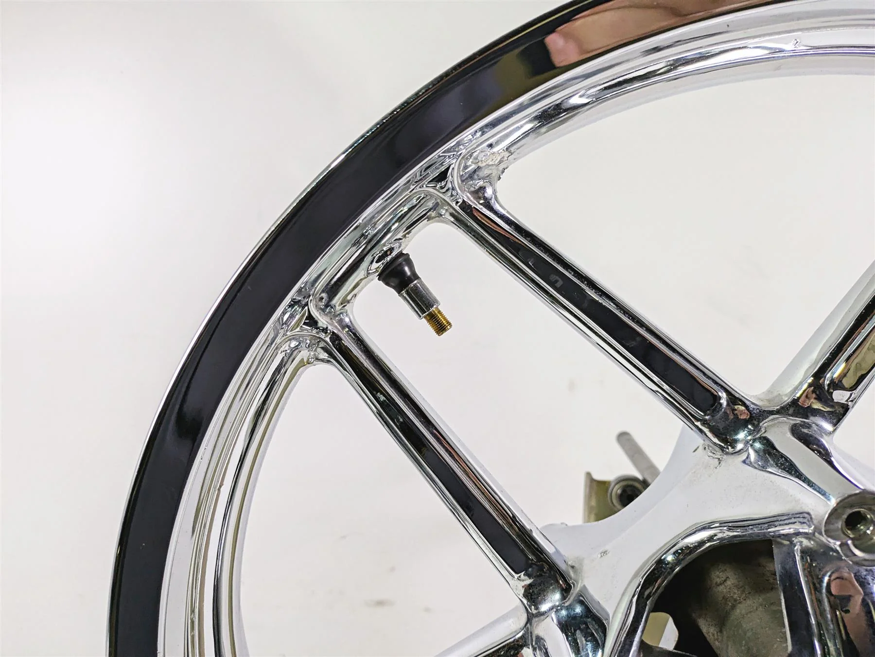 2013 Harley VRSCF Muscle Rod 19x3 Chrome Front Wheel Rim - Dent 43300079 - Image 10