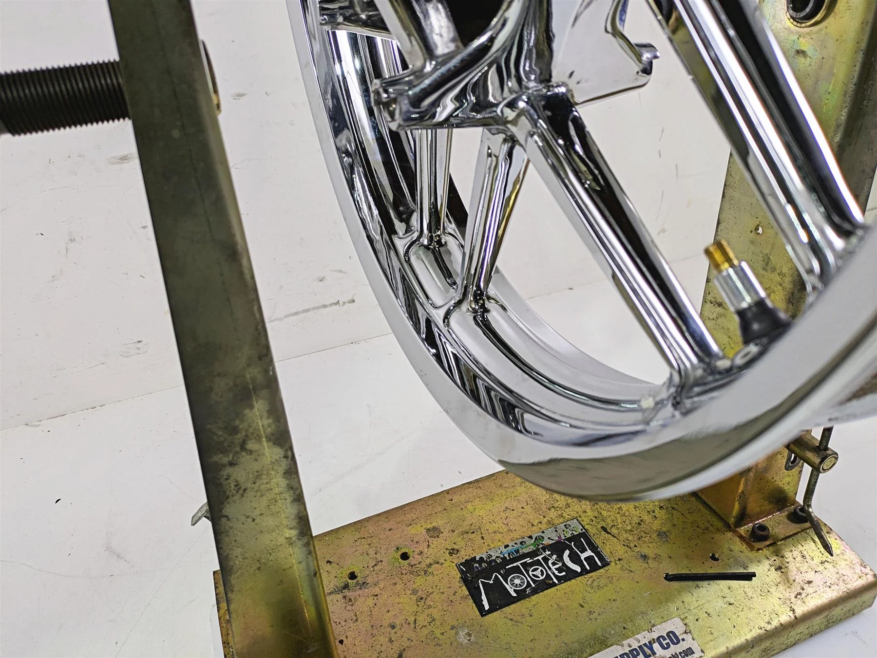 2013 Harley VRSCF Muscle Rod 19x3 Chrome Front Wheel Rim - Dent 43300079 - Image 12