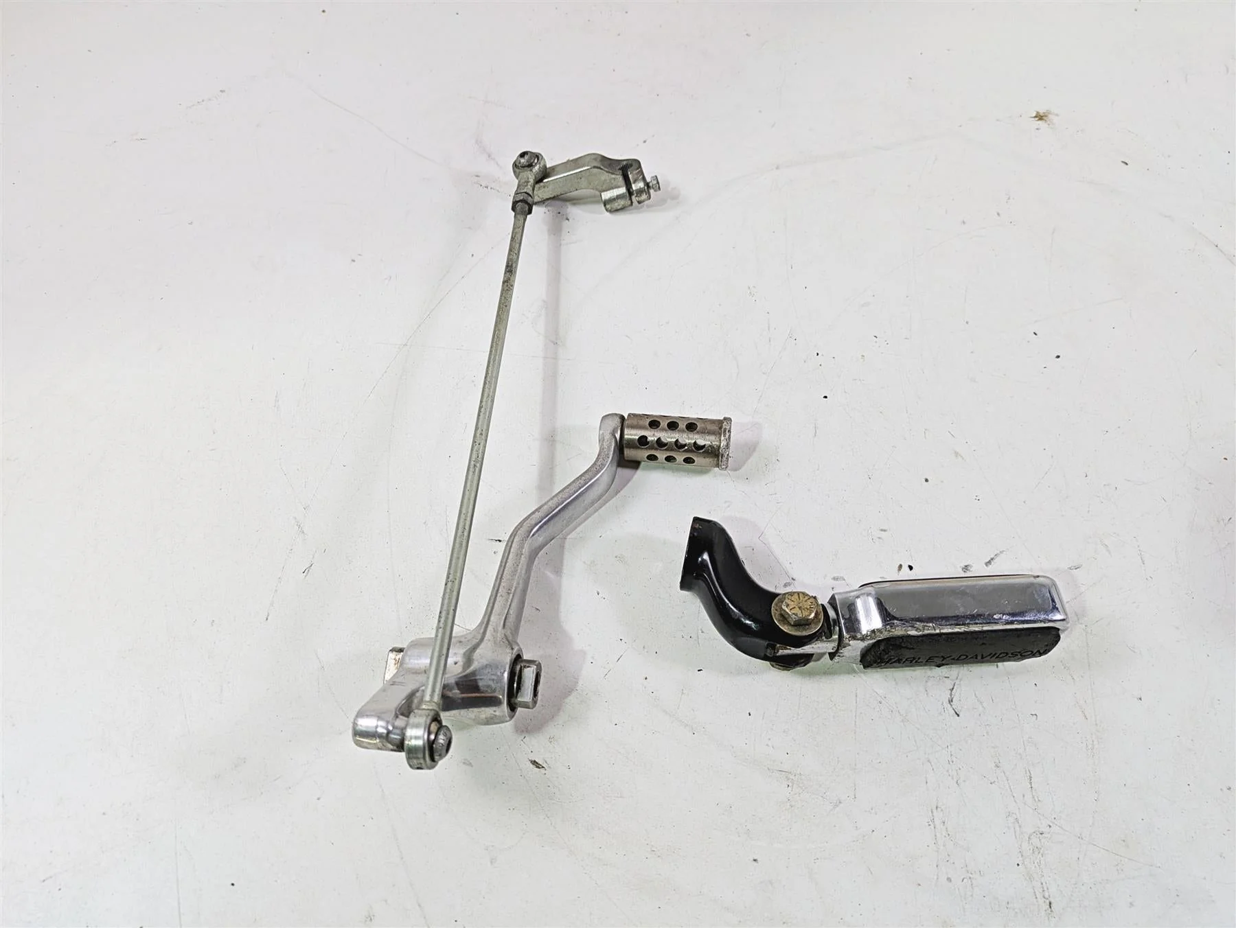 2013 Harley VRSCF Muscle Rod Left Front Footpeg & Shifter Parts 54046-12 - Image 12