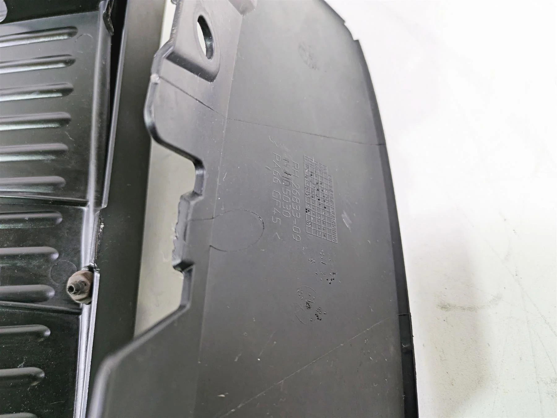 2013 Harley VRSCF Muscle Rod Radiator Center Cover Fairing 26826-09 - Image 7