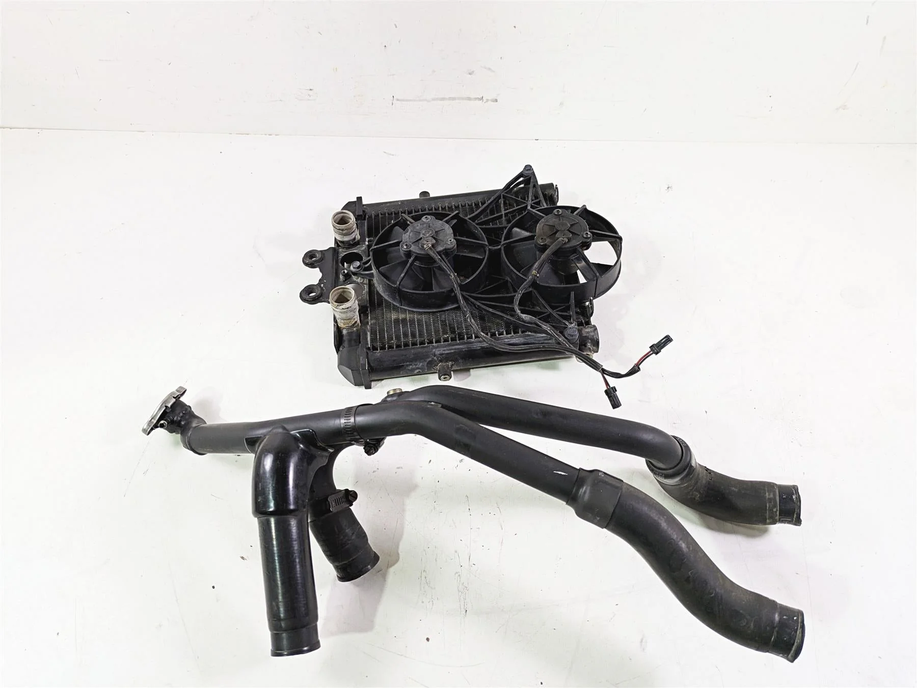 2013 Harley VRSCF Muscle Rod Radiator Fans Reservoir Hoses - Tested 26722-04 - Image 2