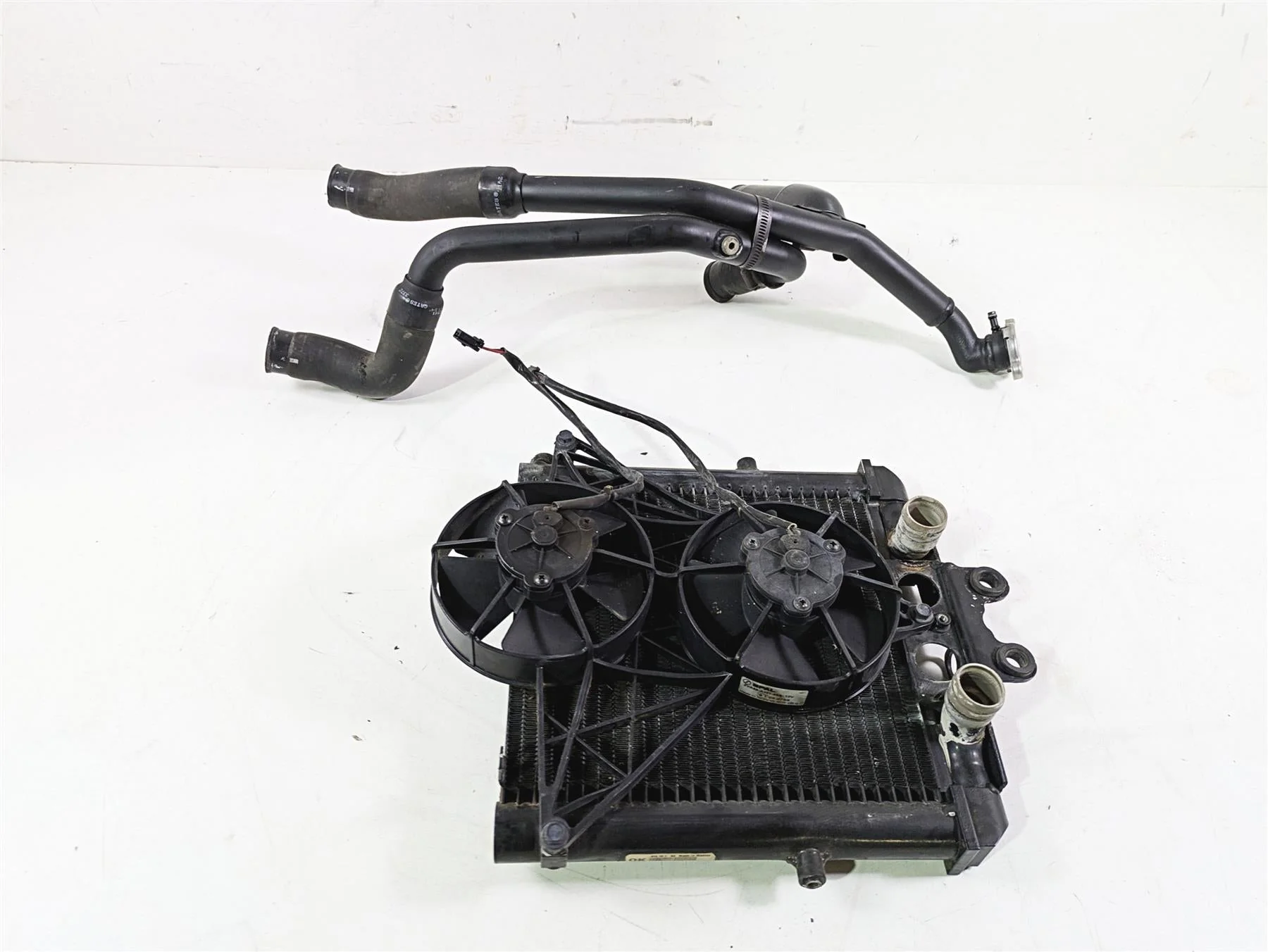 2013 Harley VRSCF Muscle Rod Radiator Fans Reservoir Hoses - Tested 26722-04 - Image 4