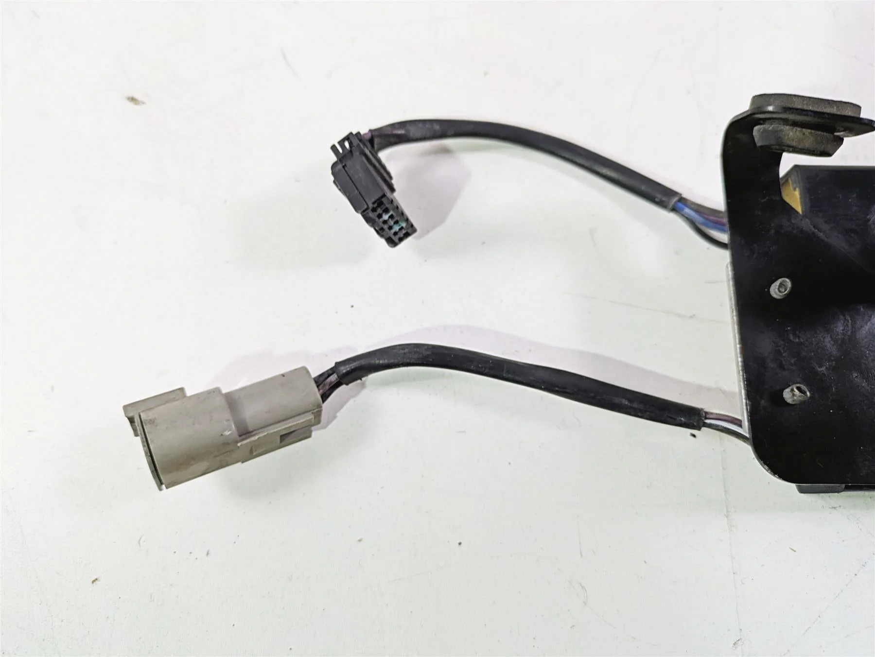 2013 Harley VRSCF Muscle Rod Rear Turn Signal Module 69457-09 - Image 10