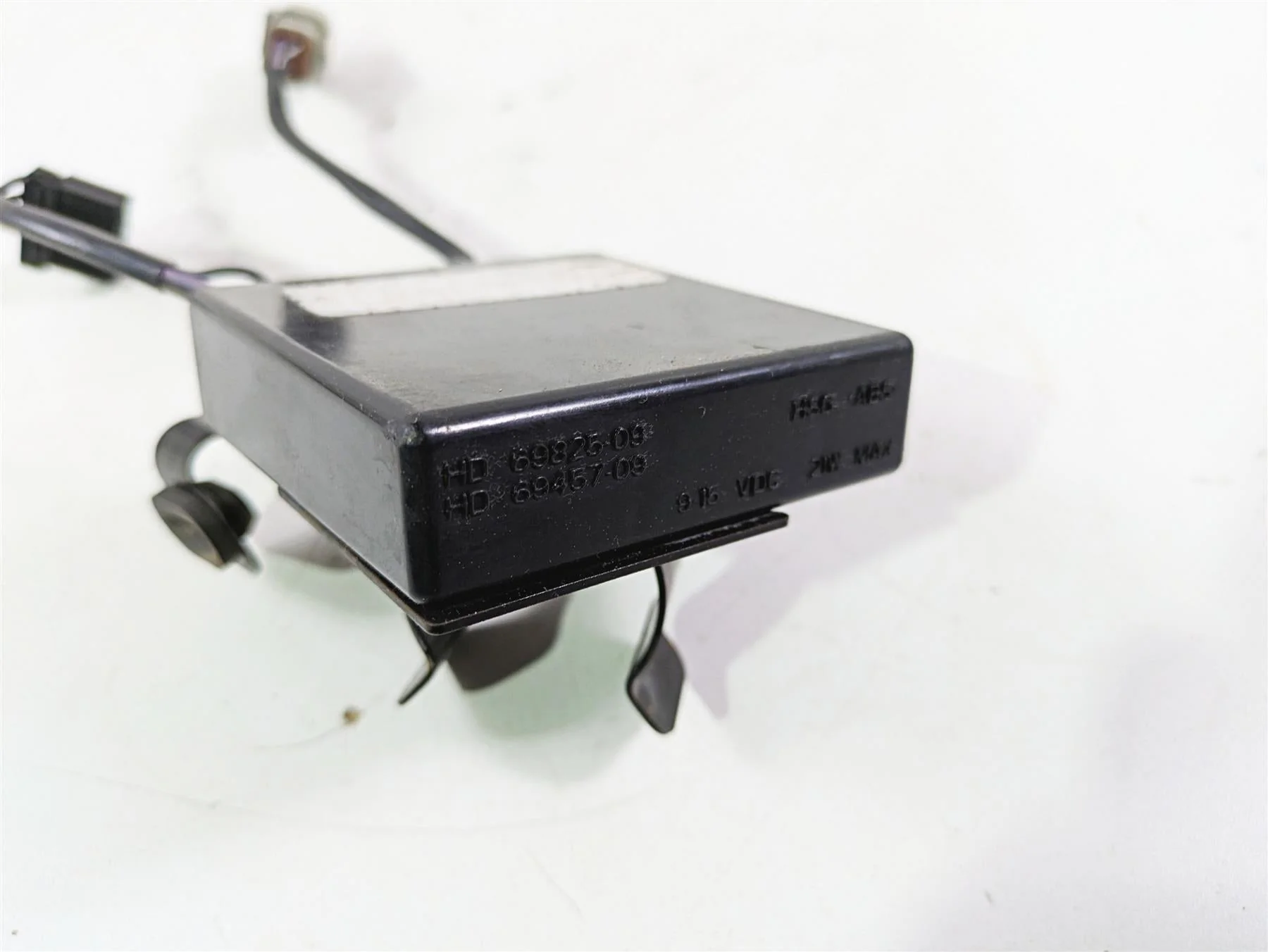 2013 Harley VRSCF Muscle Rod Rear Turn Signal Module 69457-09 - Image 8
