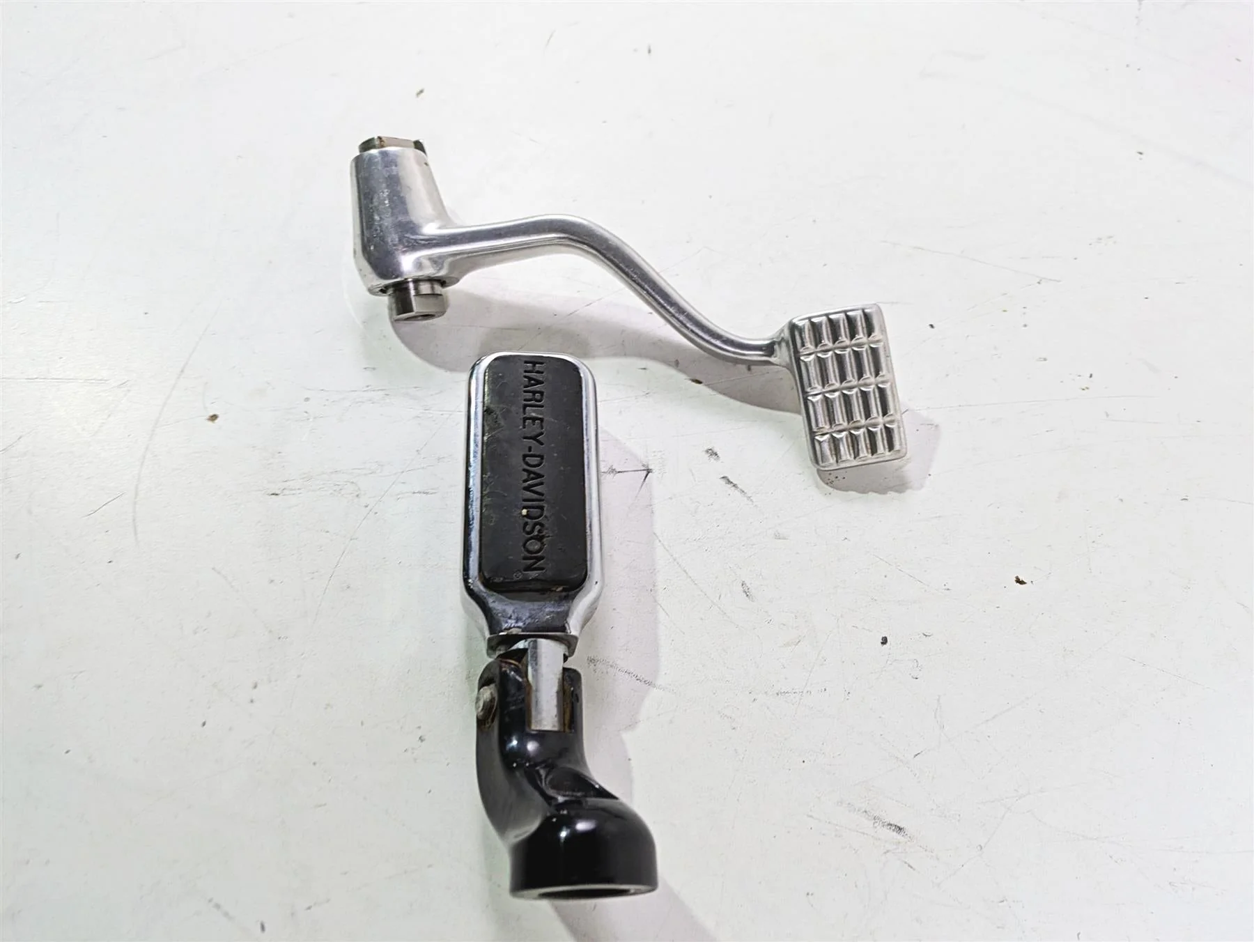 2013 Harley VRSCF Muscle Rod Right Front Footpeg & Brake Lever 54046-12 - Image 2
