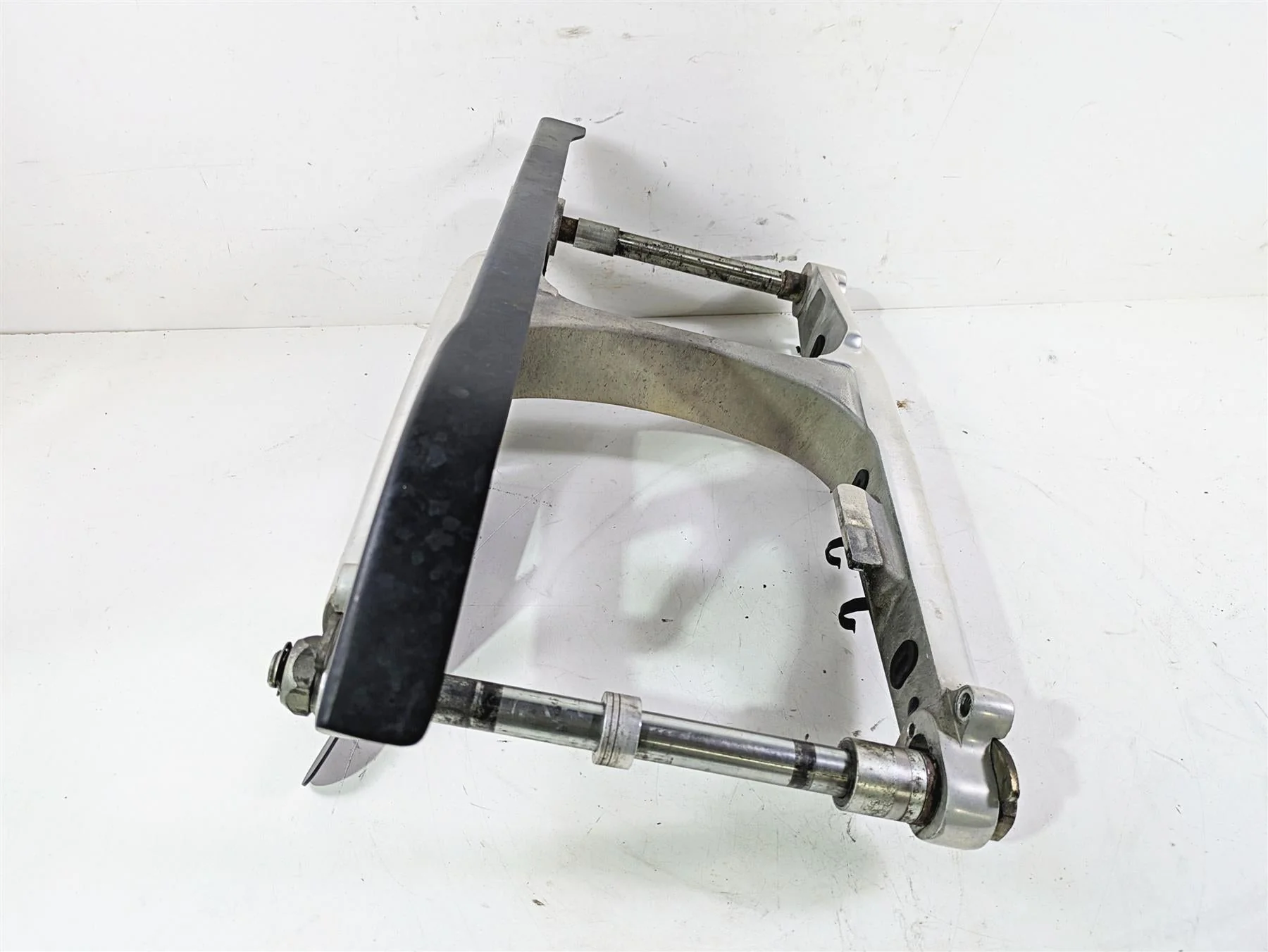 2013 Harley VRSCF Muscle Rod Swingarm Swing Arm & Guards 48606-07A 48604-07A - Image 2