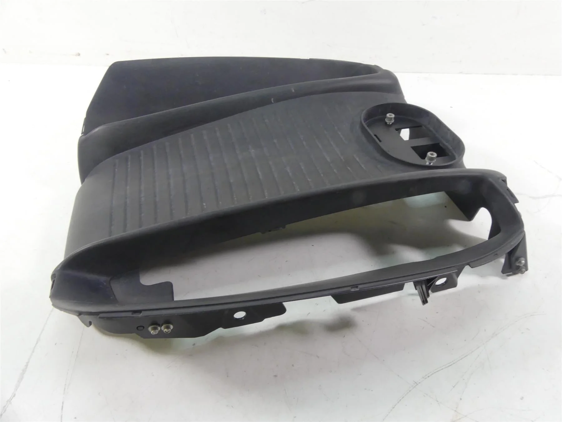 2013 Harley VRSCF Muscle V-Rod Center Radiator Cooler Cover Fairing 26813-08A - Image 4