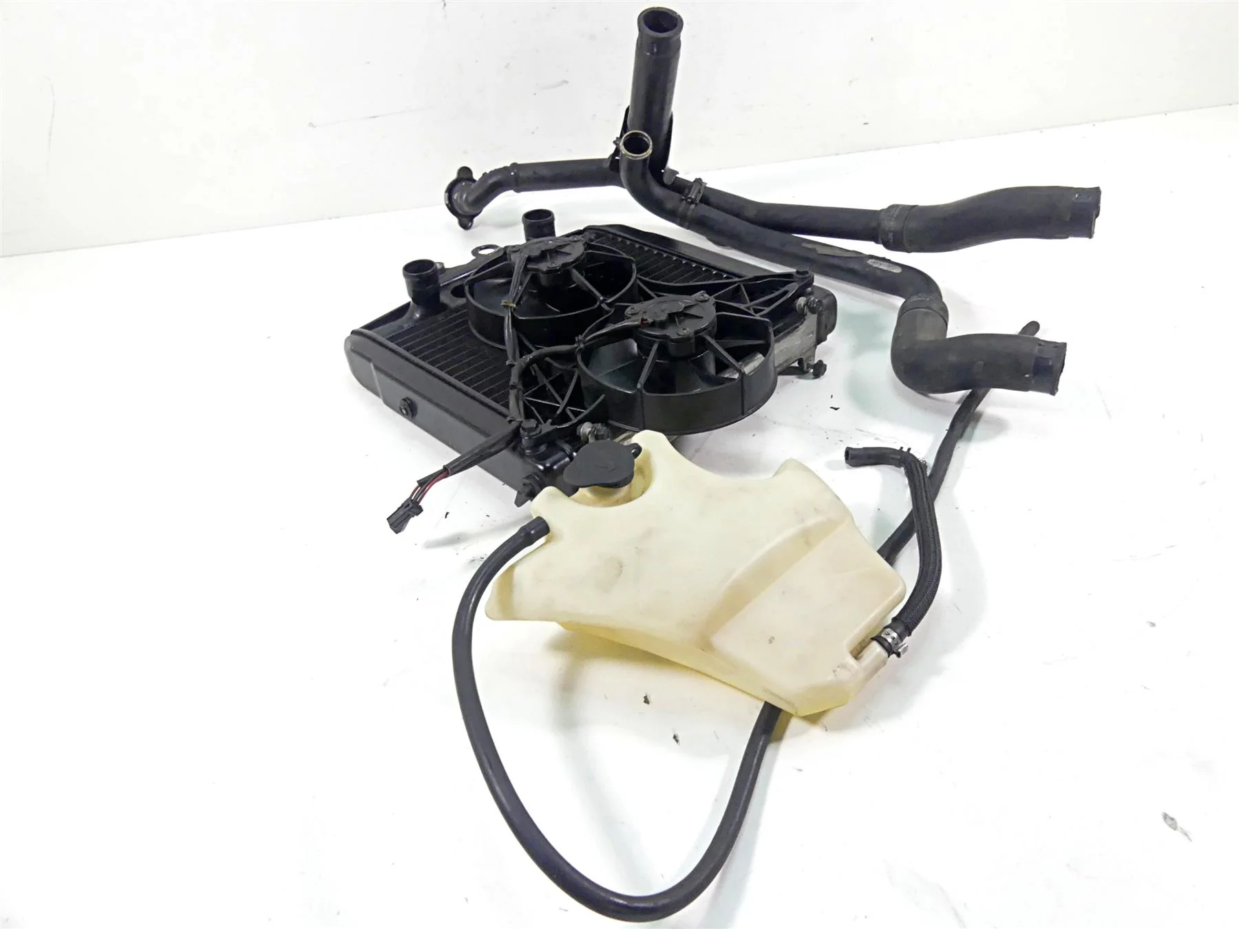 2013 Harley VRSCF Muscle Vrod Radiator Fans Reservoir Hoses Set 26722-04 - Image 3