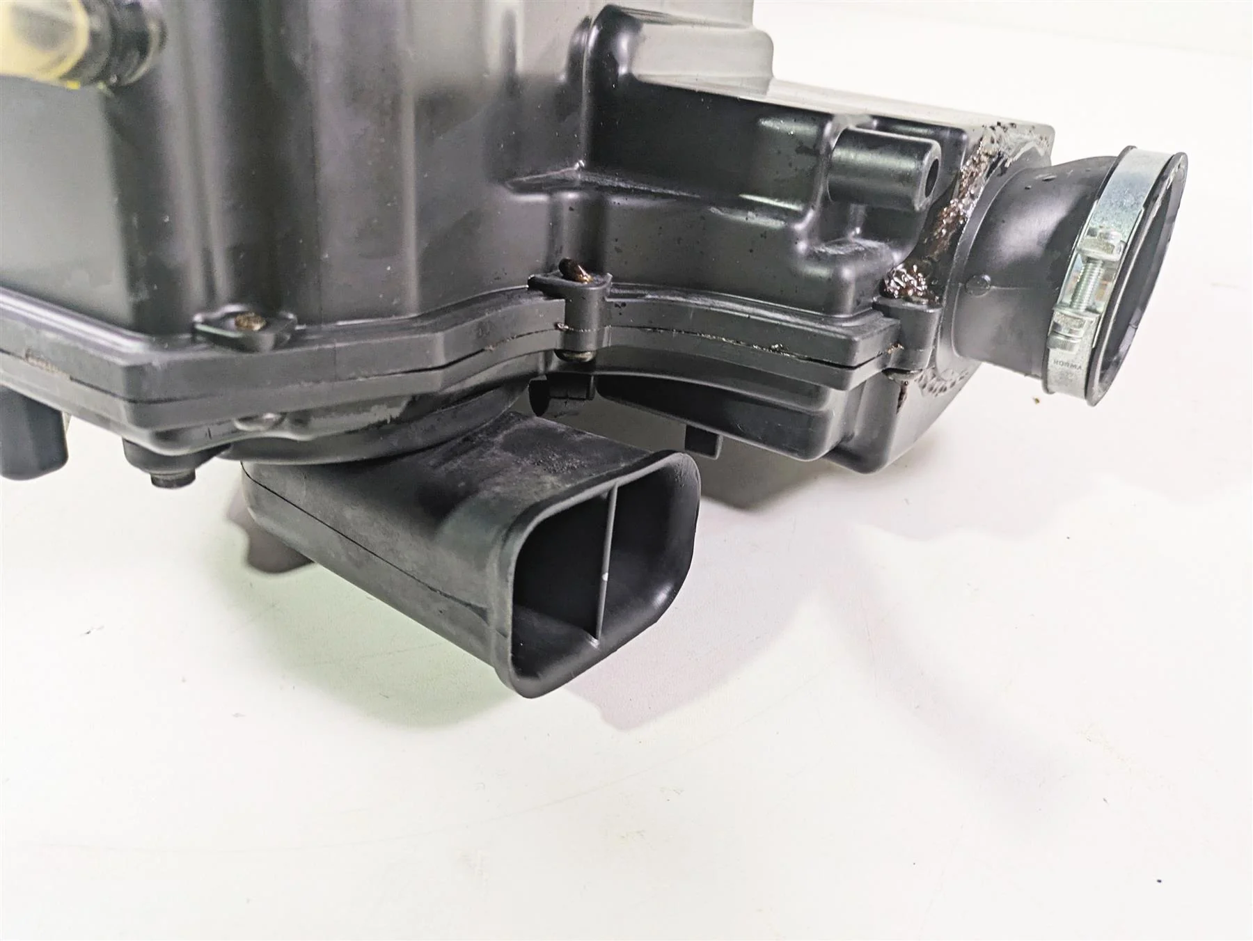2013 Triumph Bonneville Air Box Cleaner Breather Filter T2209357 T2209356 - Image 10