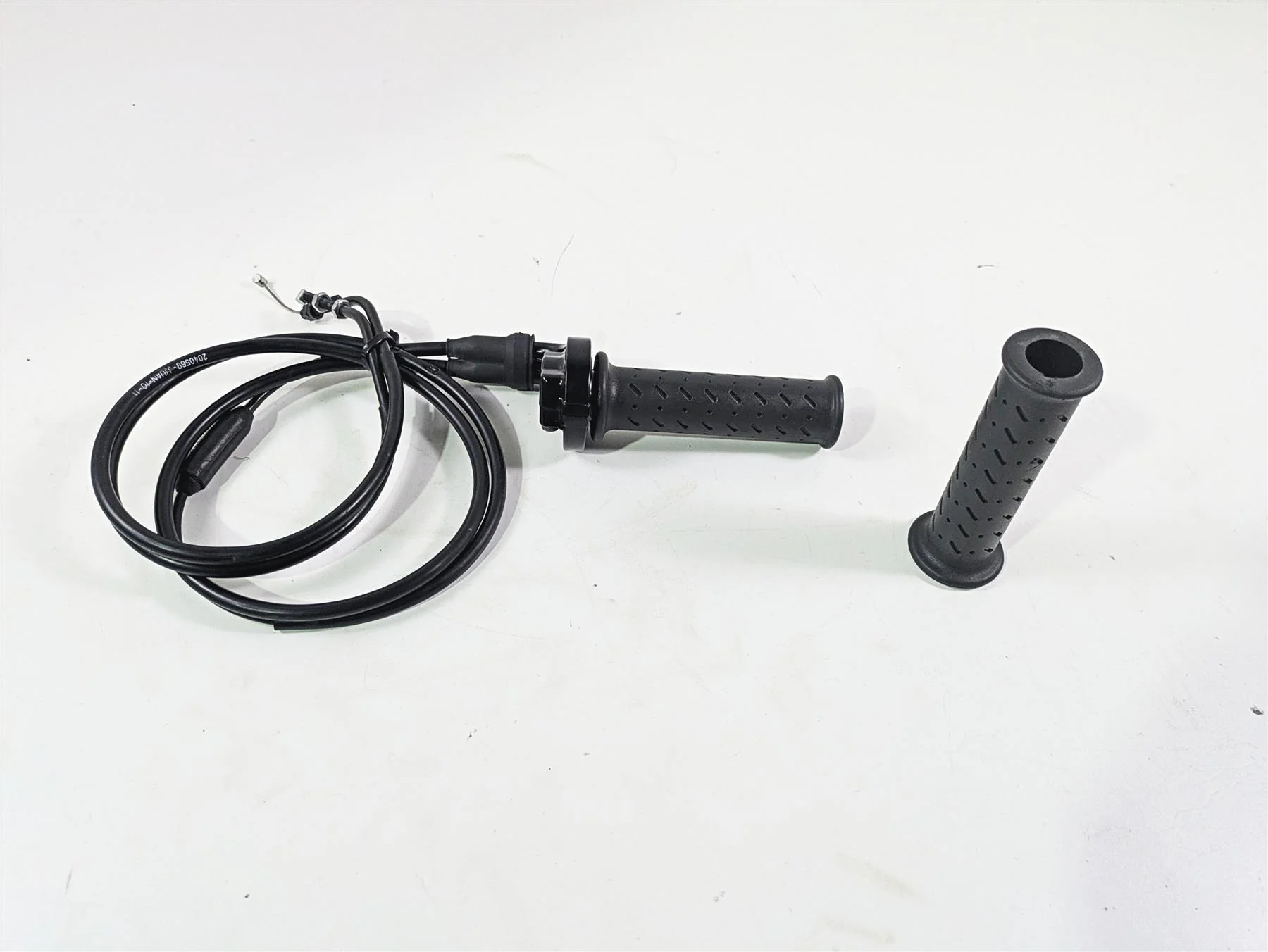 2013 Triumph Bonneville Throttle Cables & Grip Set T2040252 T2040740 T2040254 - Image 3